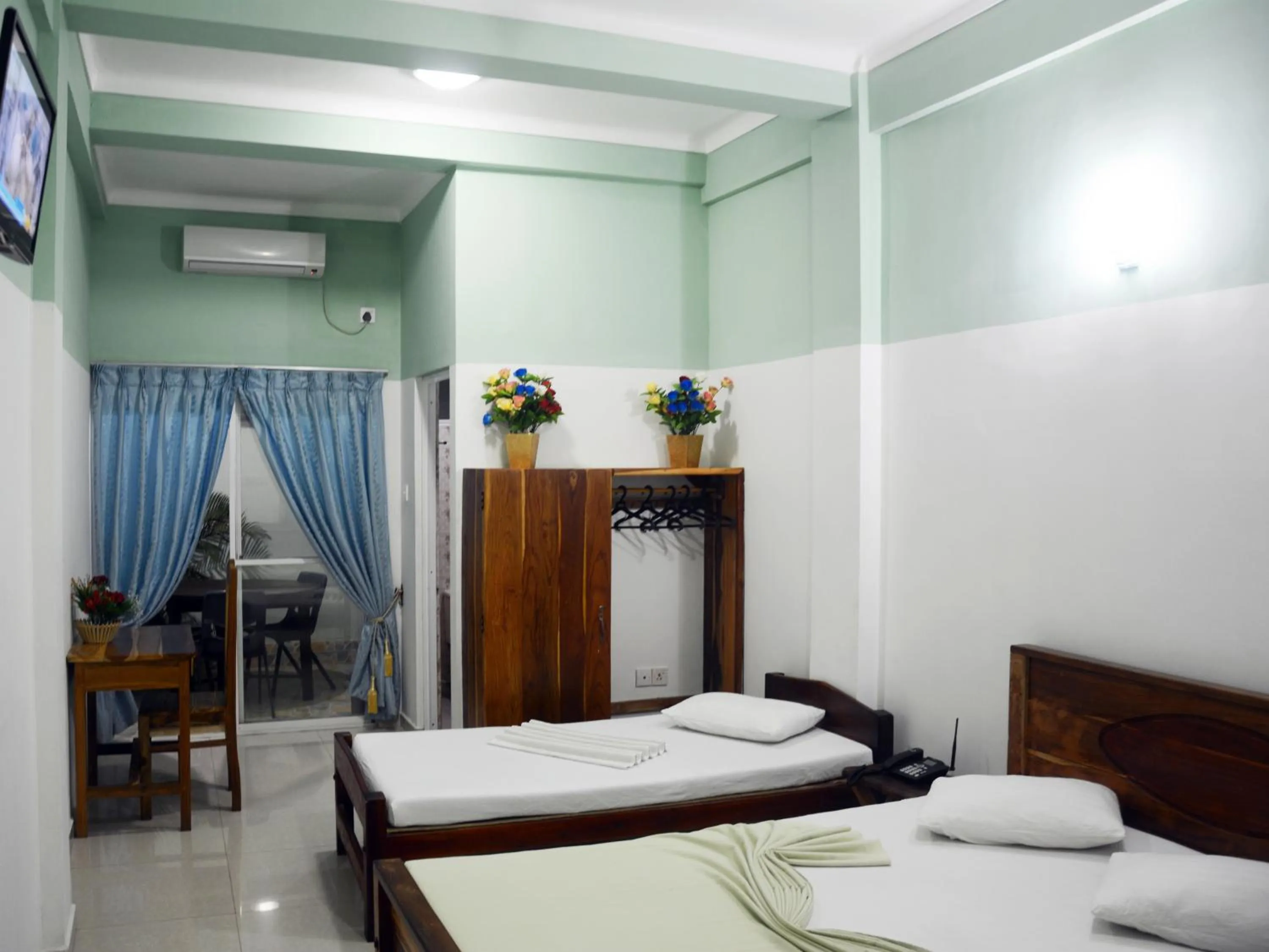 Photo of the whole room, Bed in Kings Hotel Restaurant and Bar