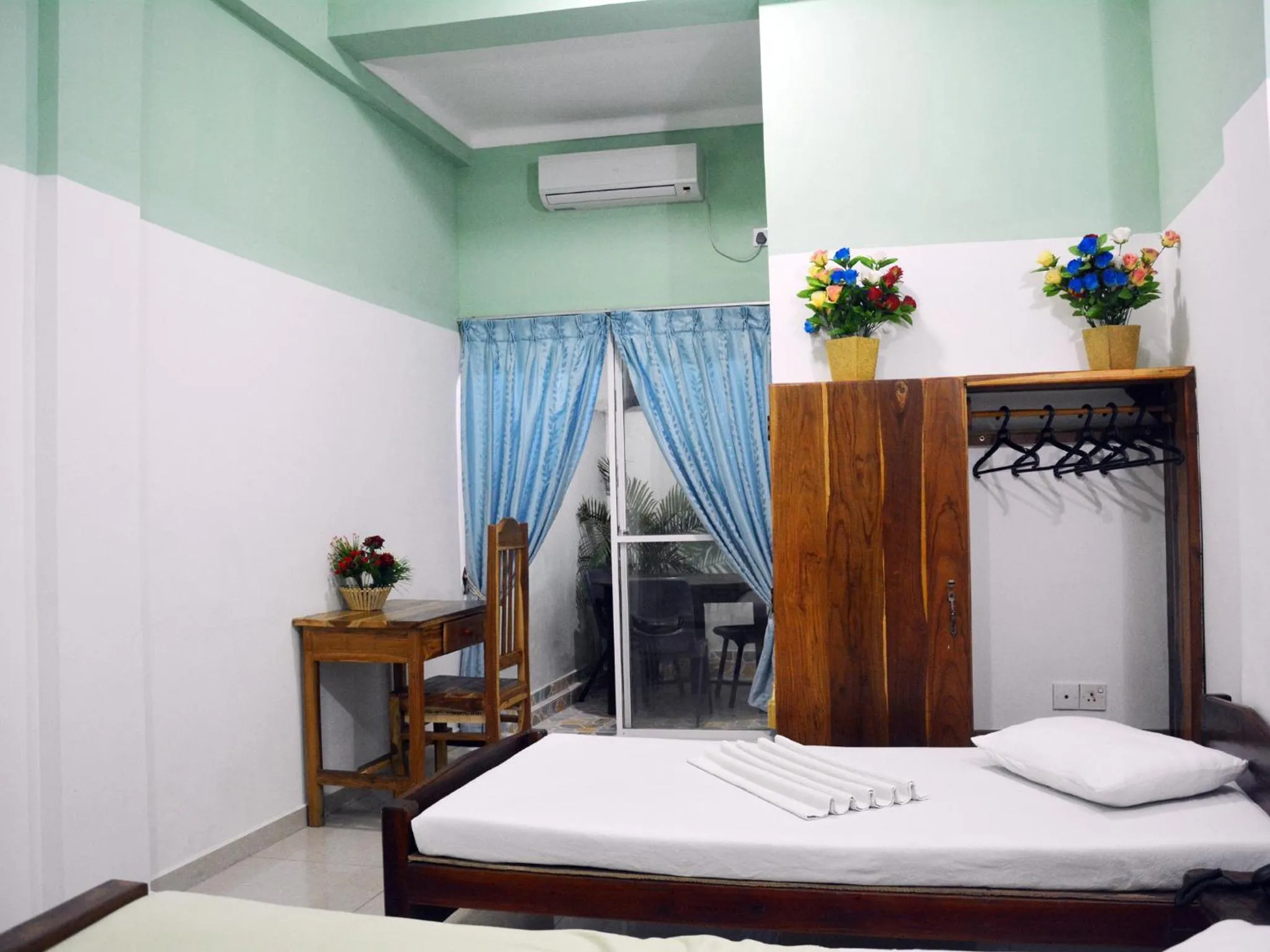 Photo of the whole room, Bed in Kings Hotel Restaurant and Bar