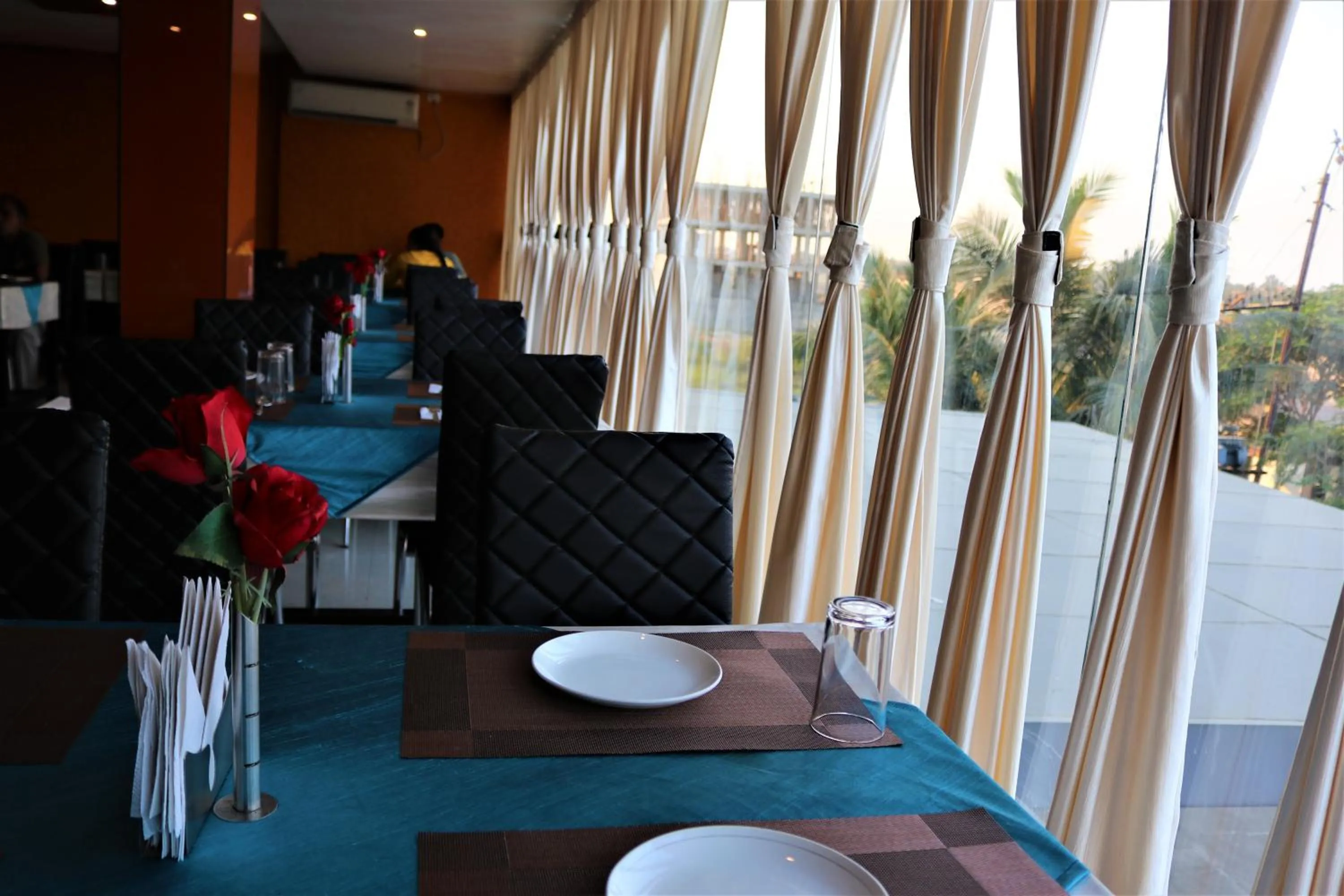 Restaurant/places to eat in Hotel Vaishnavi Heights