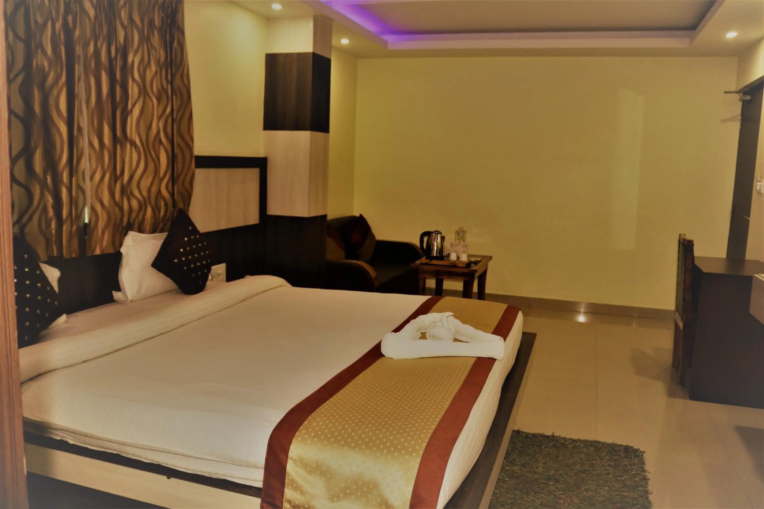 TV and multimedia, Bed in Hotel Vaishnavi Heights