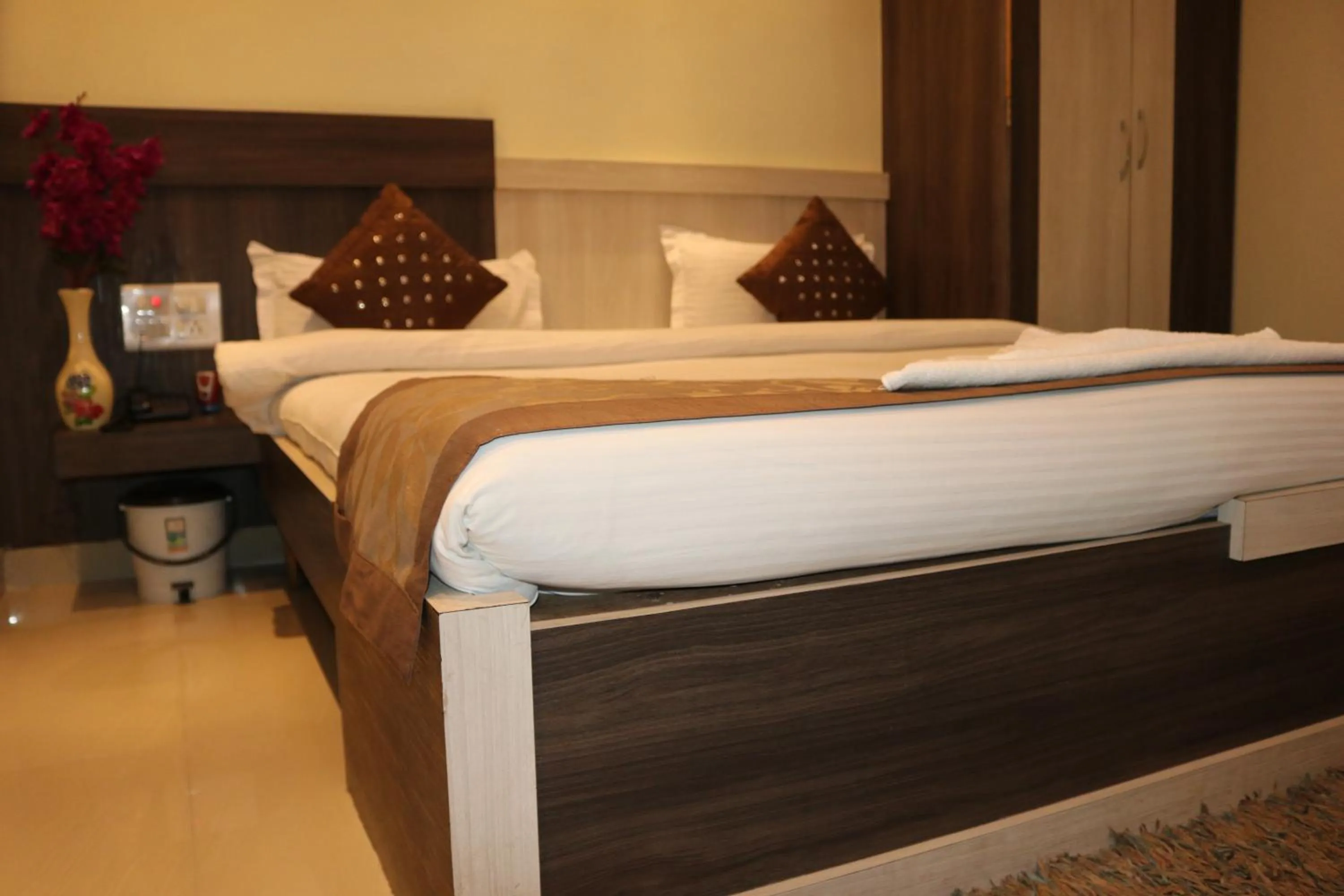 Bedroom, Bed in Hotel Vaishnavi Heights