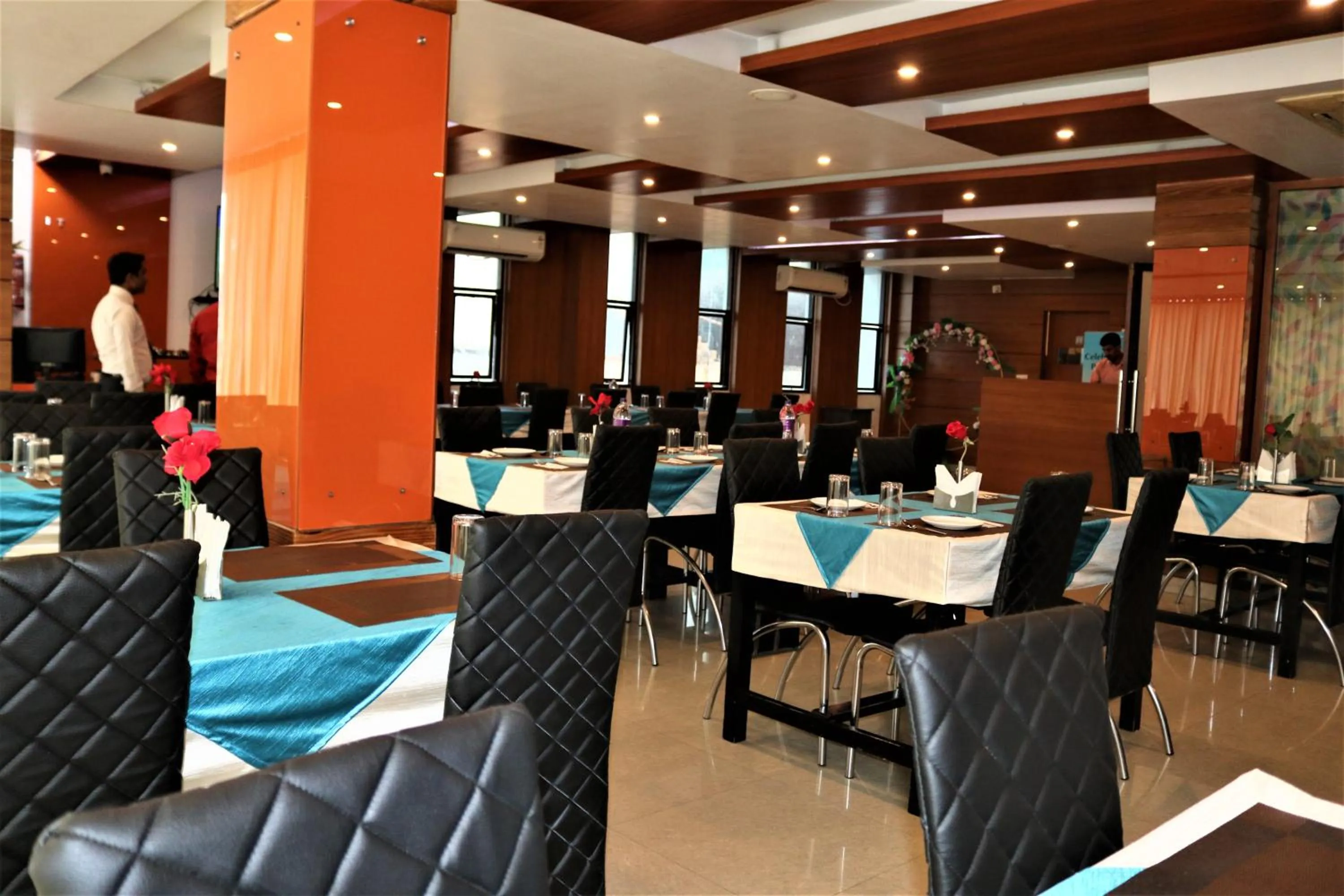 Restaurant/places to eat in Hotel Vaishnavi Heights