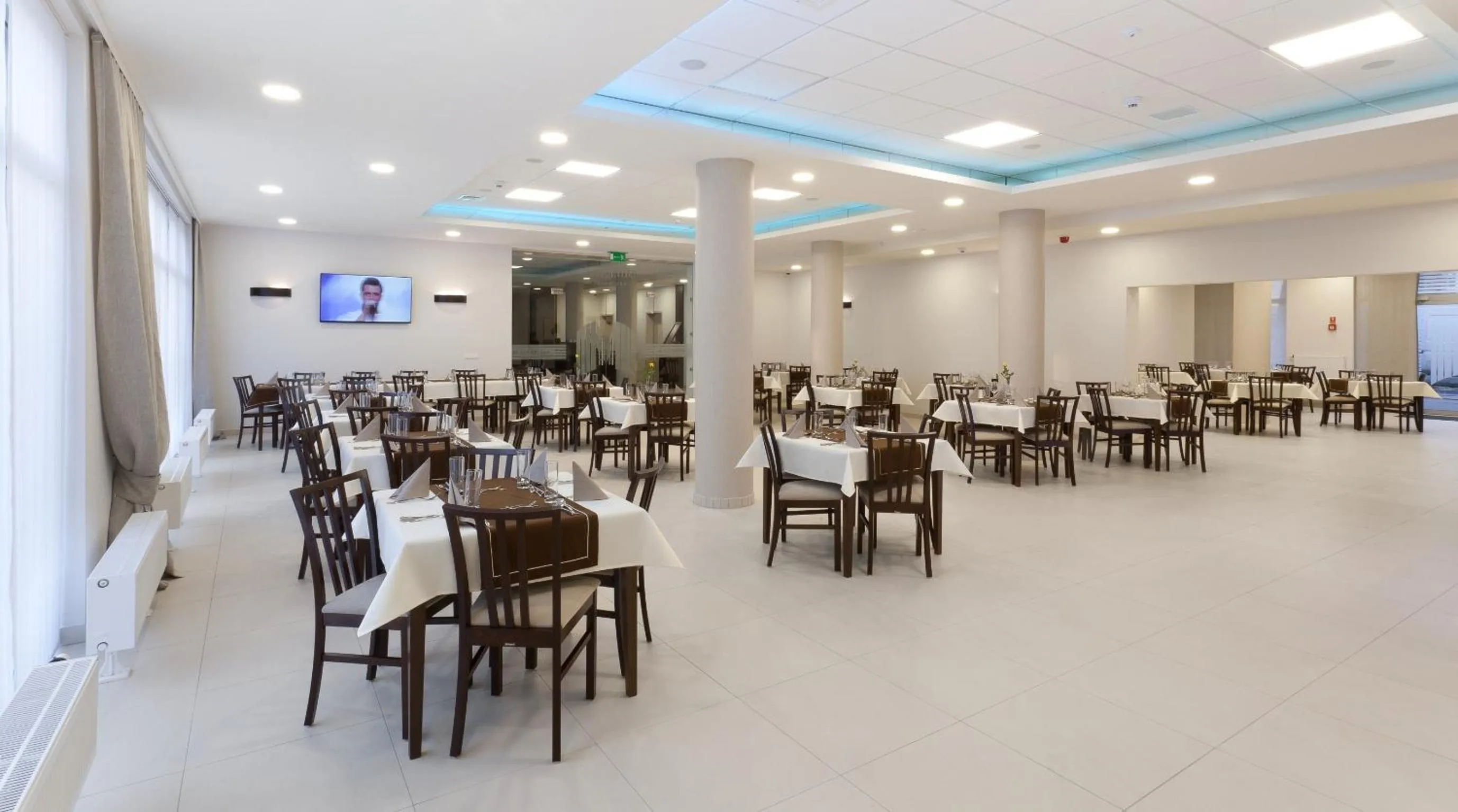 Restaurant/places to eat in Hotel Milenium