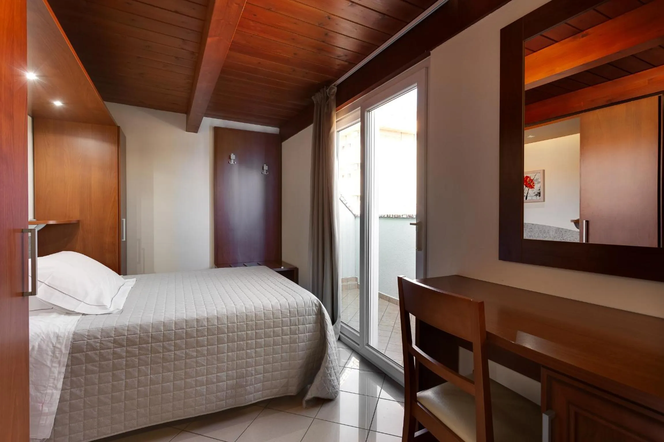 Communal lounge/ TV room, Bed in Hotel Dolcevita