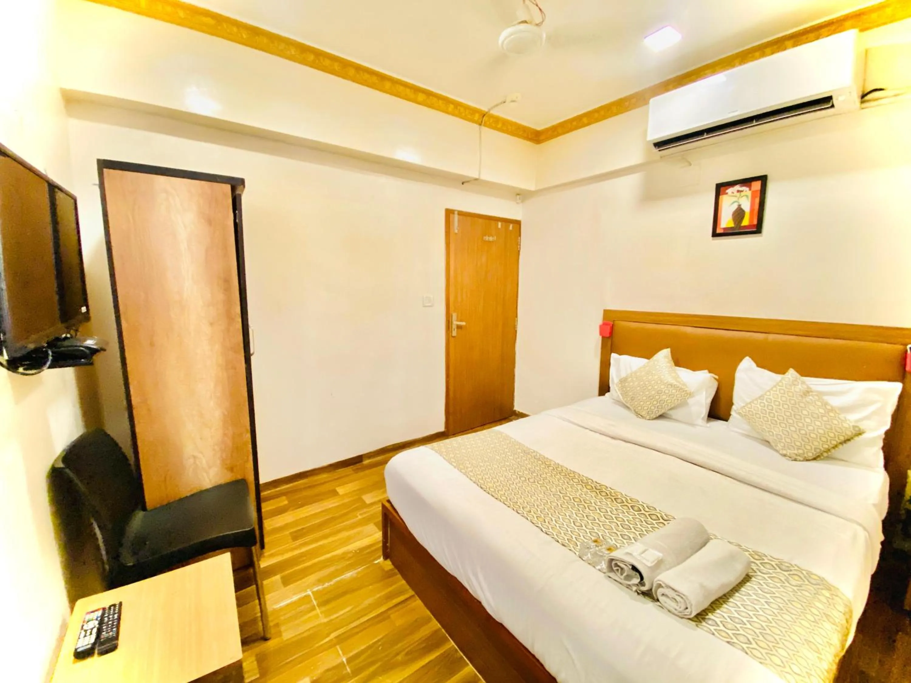 Bed in Hotel ABC Satellite Prahlad Nagar