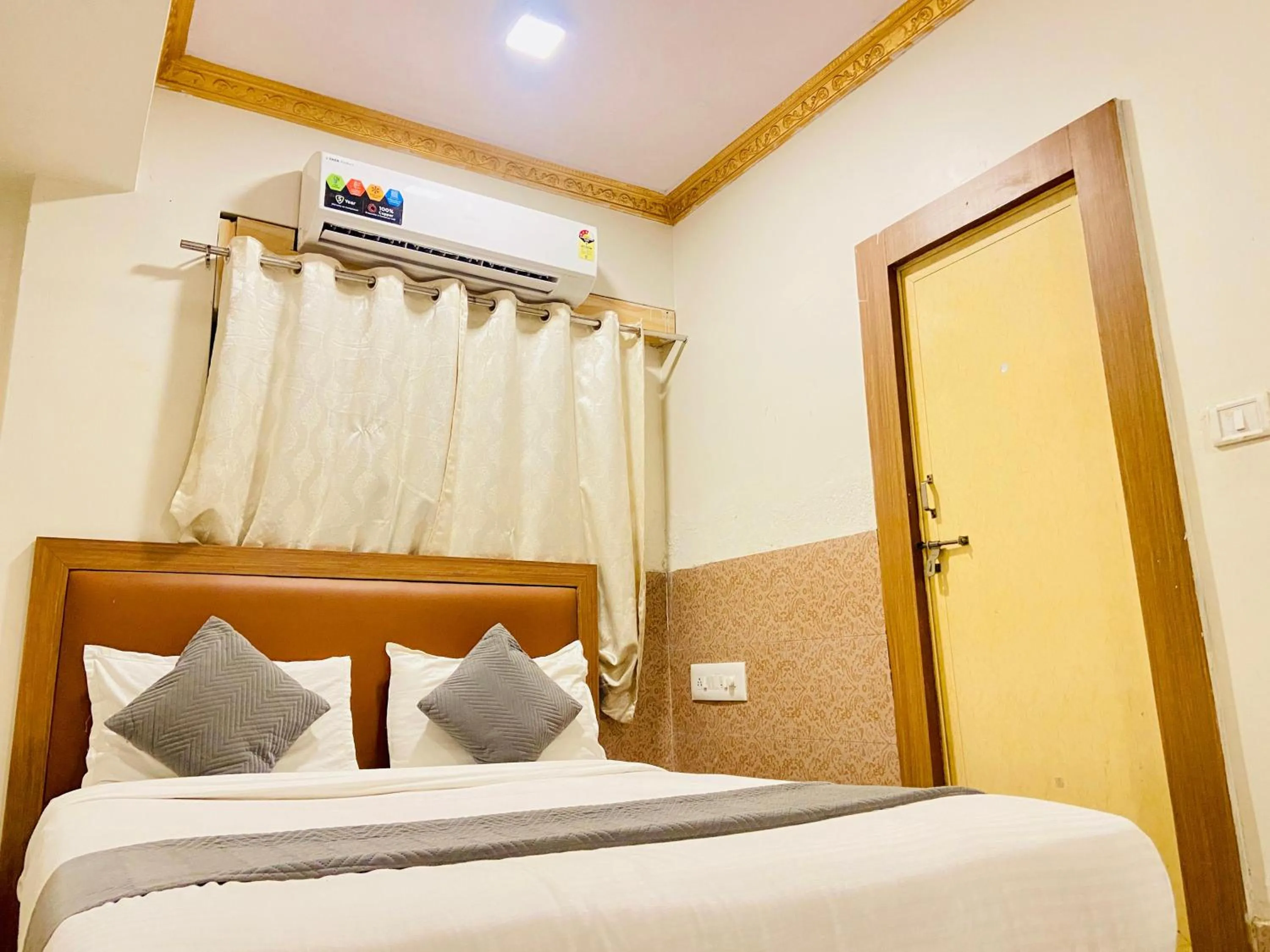 Bed in Hotel ABC Satellite Prahlad Nagar