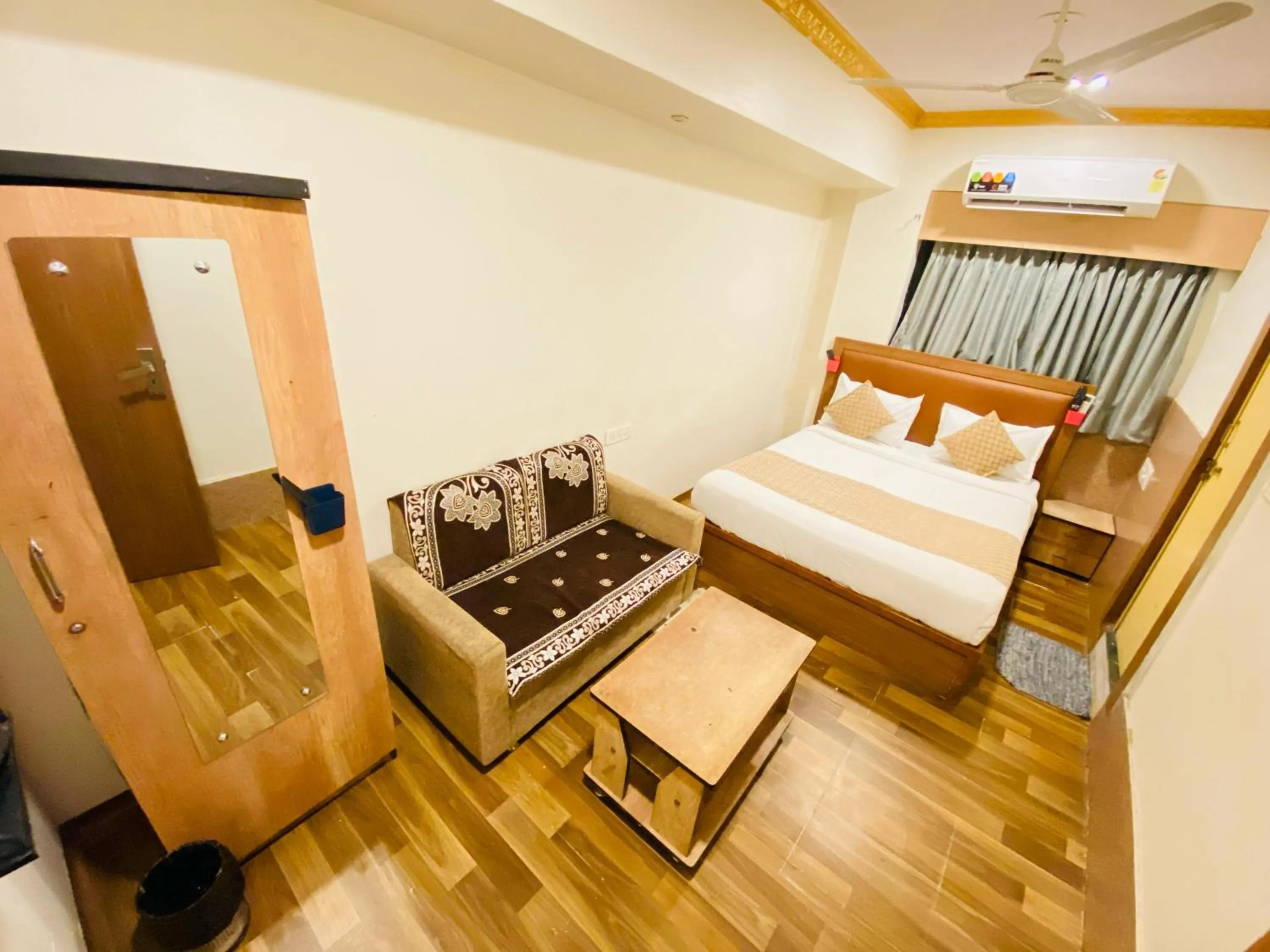 Bedroom in Hotel ABC Satellite Prahlad Nagar