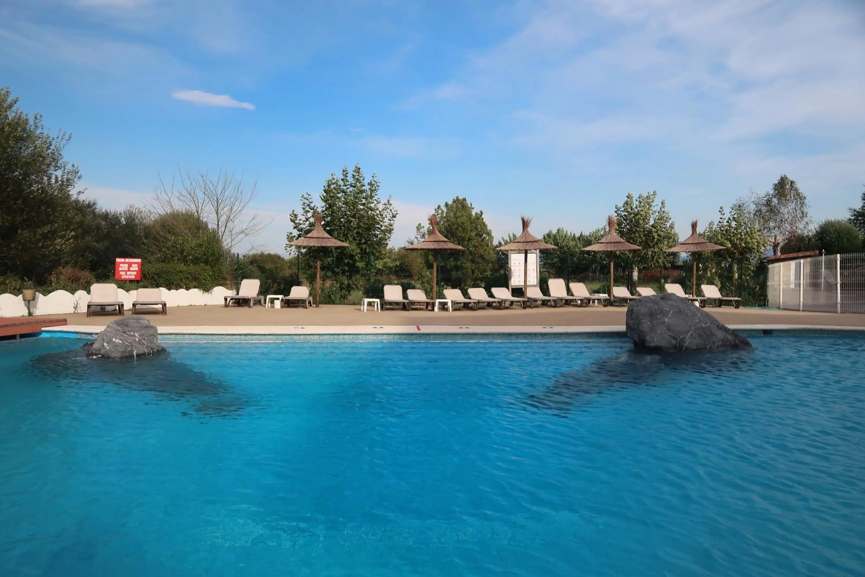 Swimming pool in Hotel Gudamendi