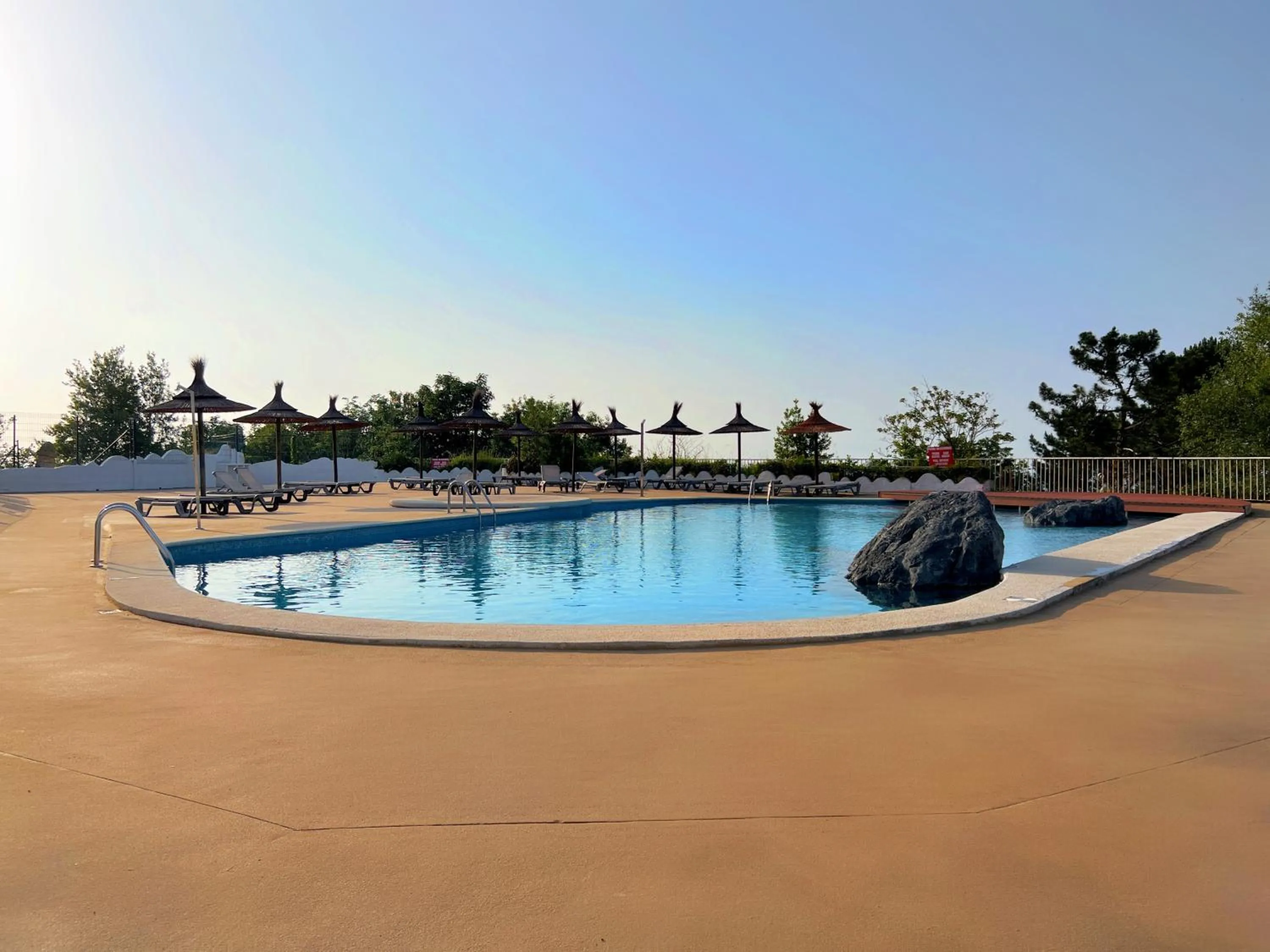 Swimming pool in Hotel Gudamendi