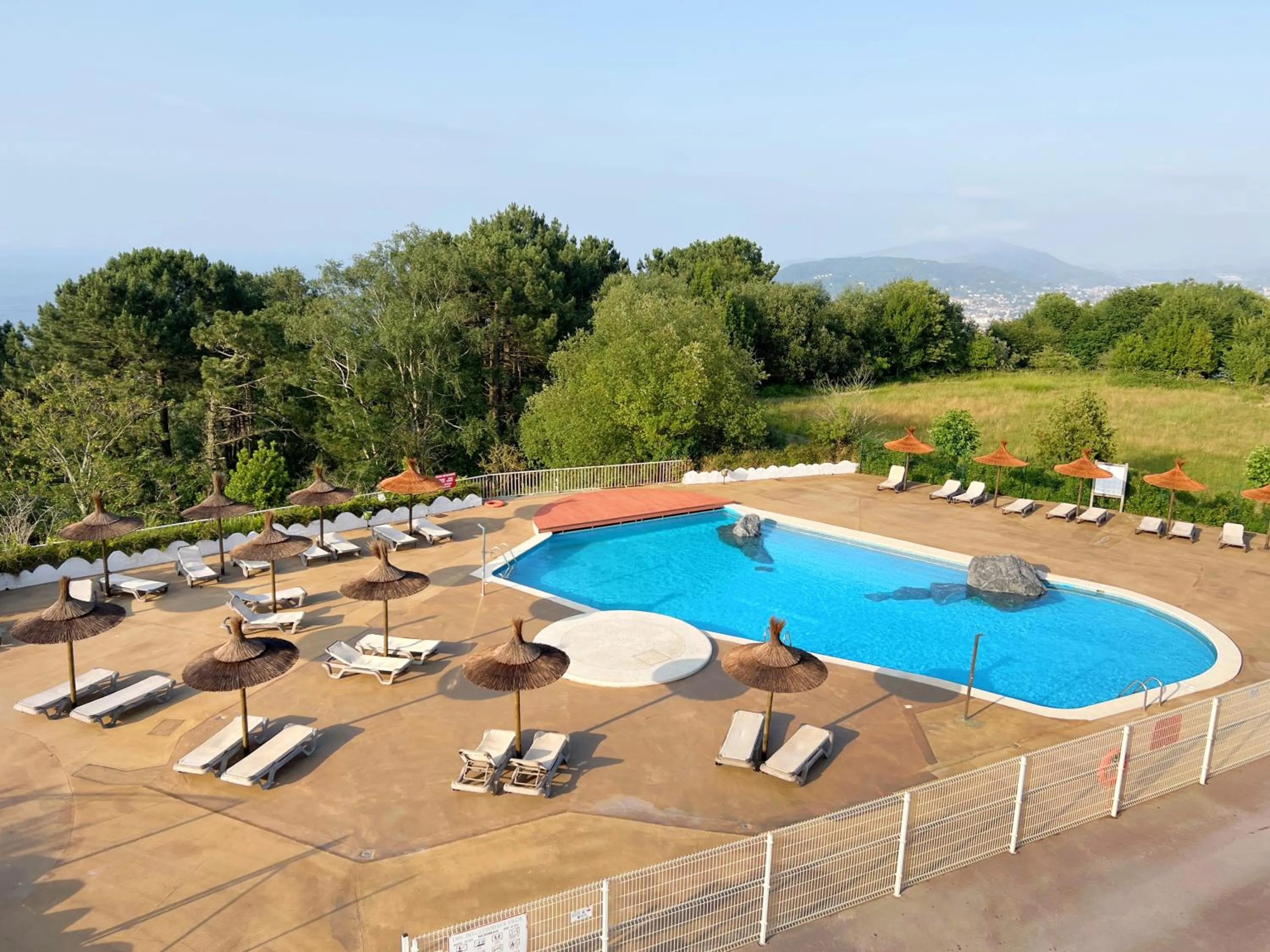 Swimming pool in Hotel Gudamendi