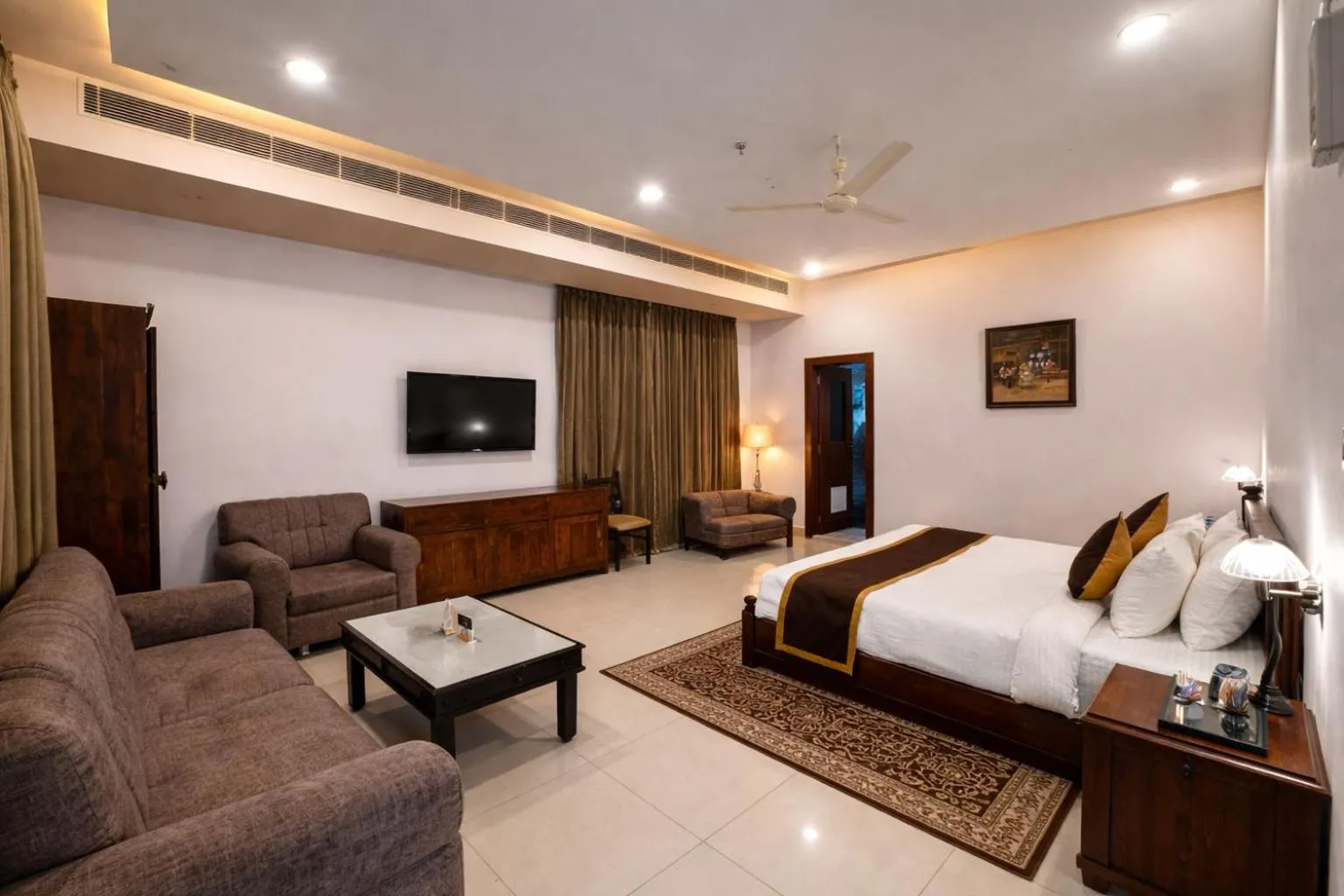 King Room in Daksh The Fateh Retreat - near to Fateh Sagar Lake