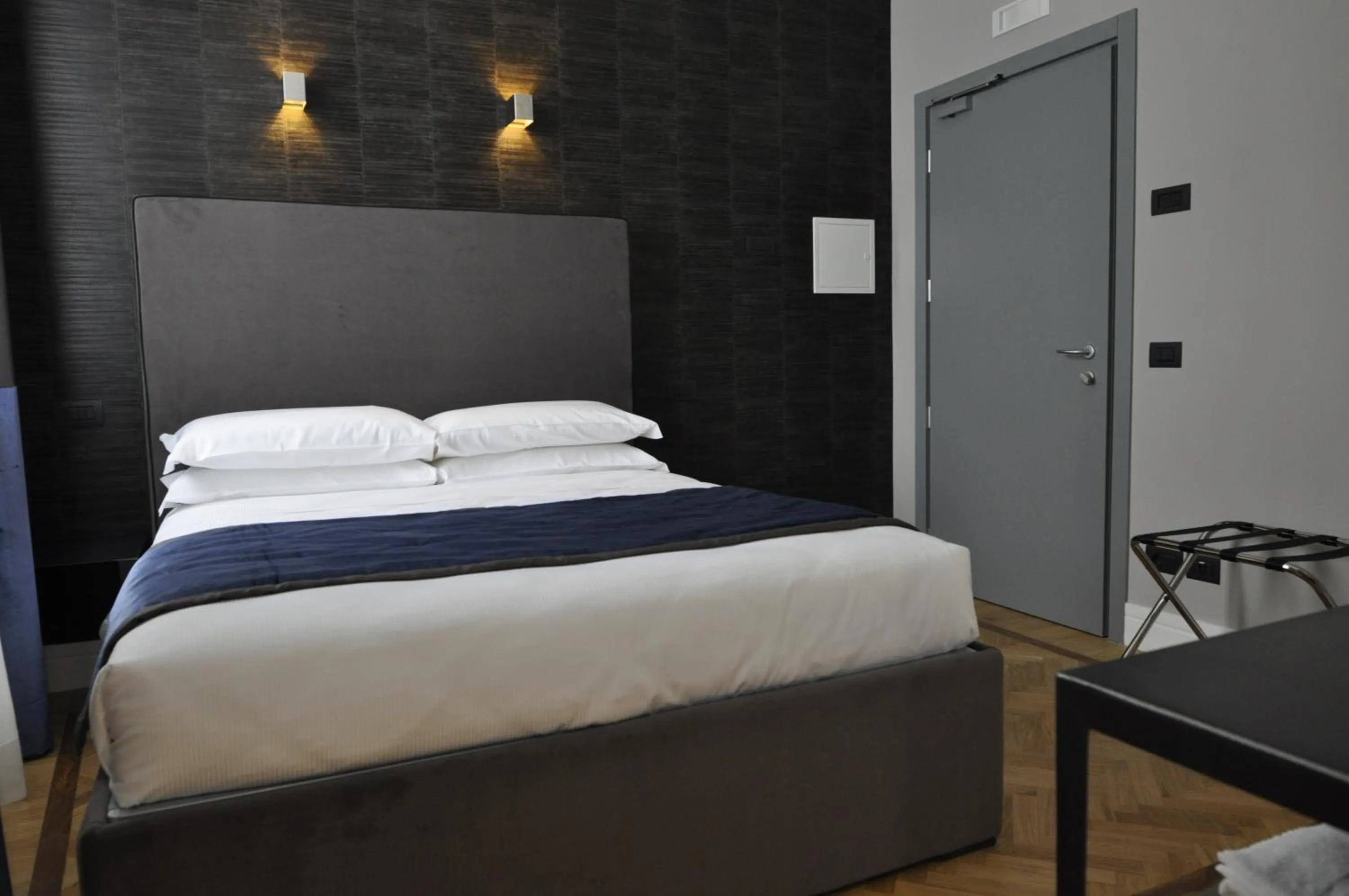 Photo of the whole room, Bed in Place 24 Suites & Wellness