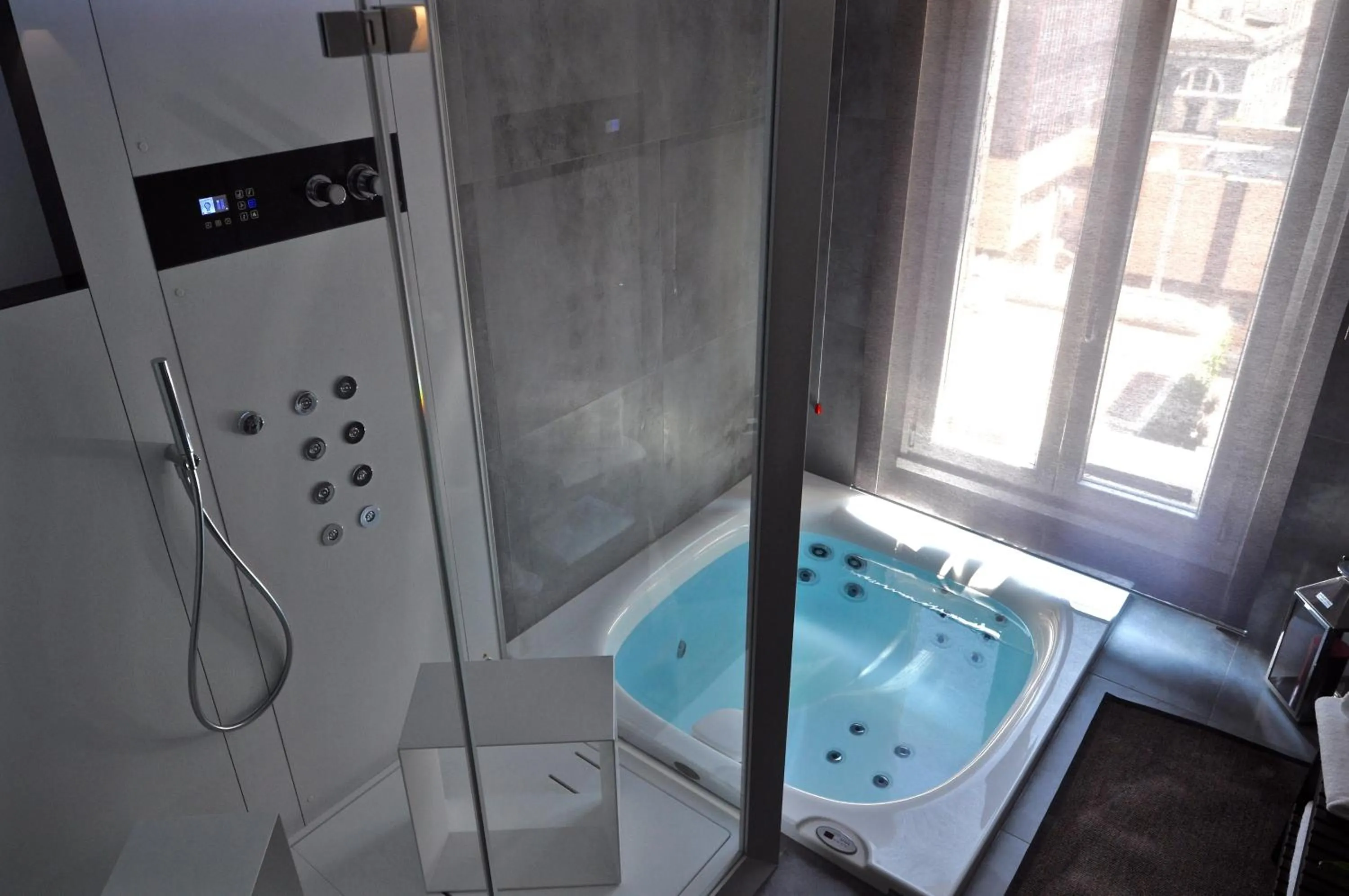 Hot Tub in Place 24 Suites & Wellness