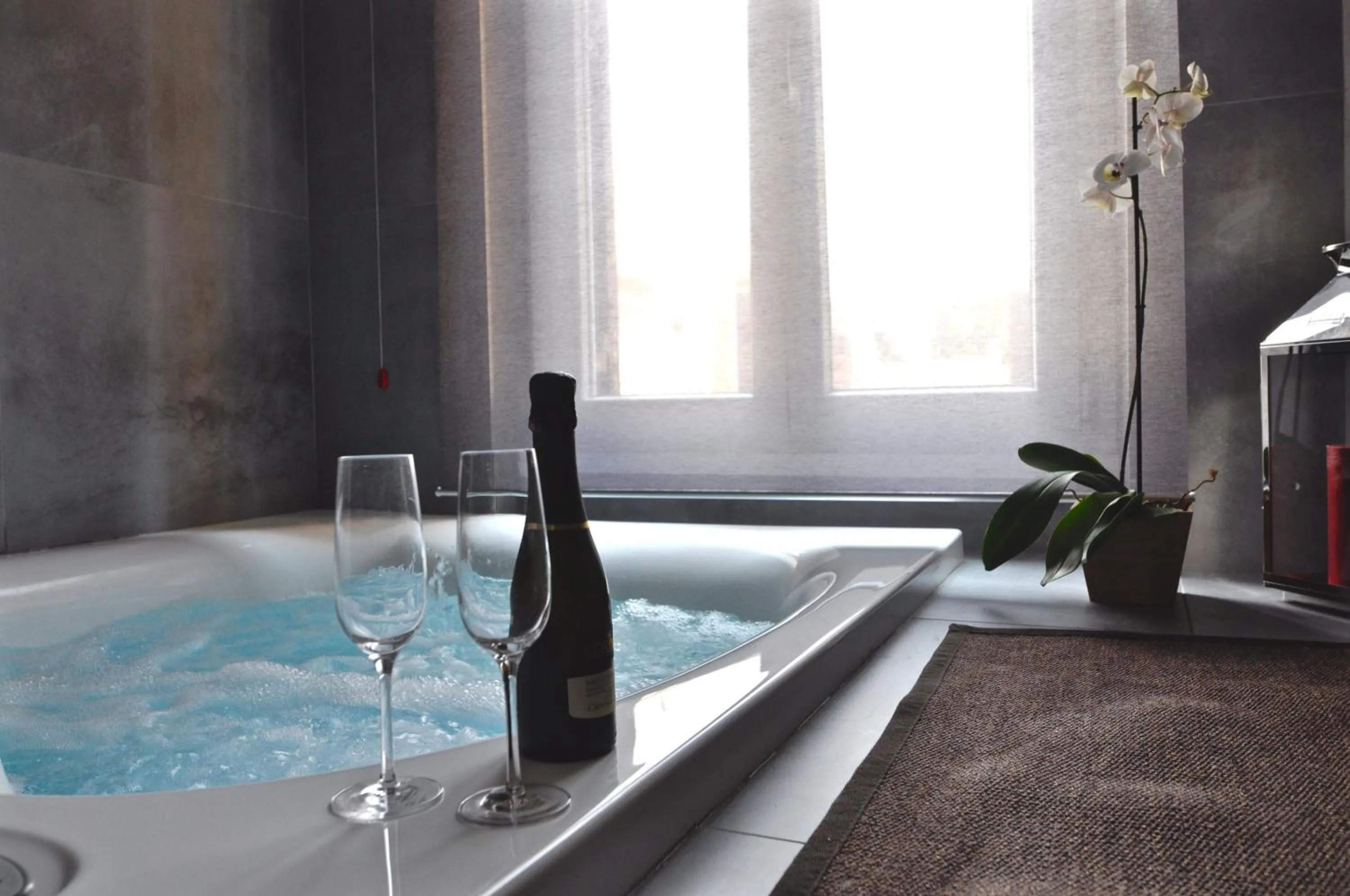 Hot Tub in Place 24 Suites & Wellness