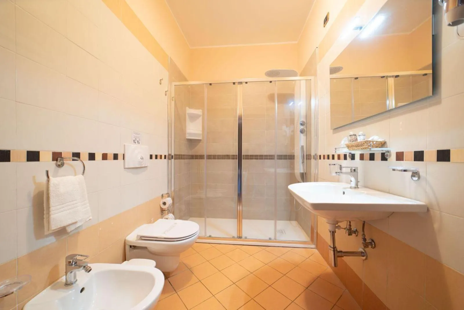 Shower in Hotel Teocrito