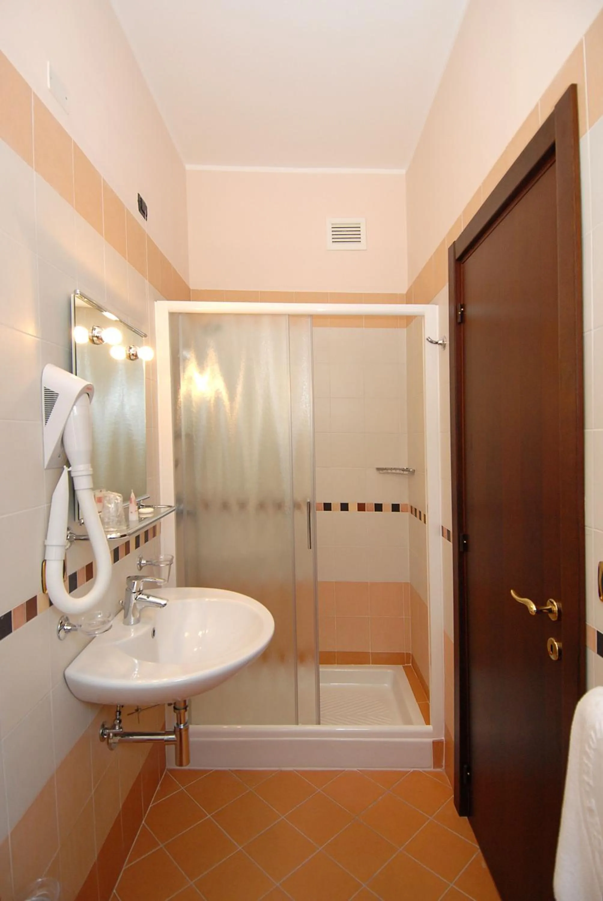 Shower in Hotel Teocrito