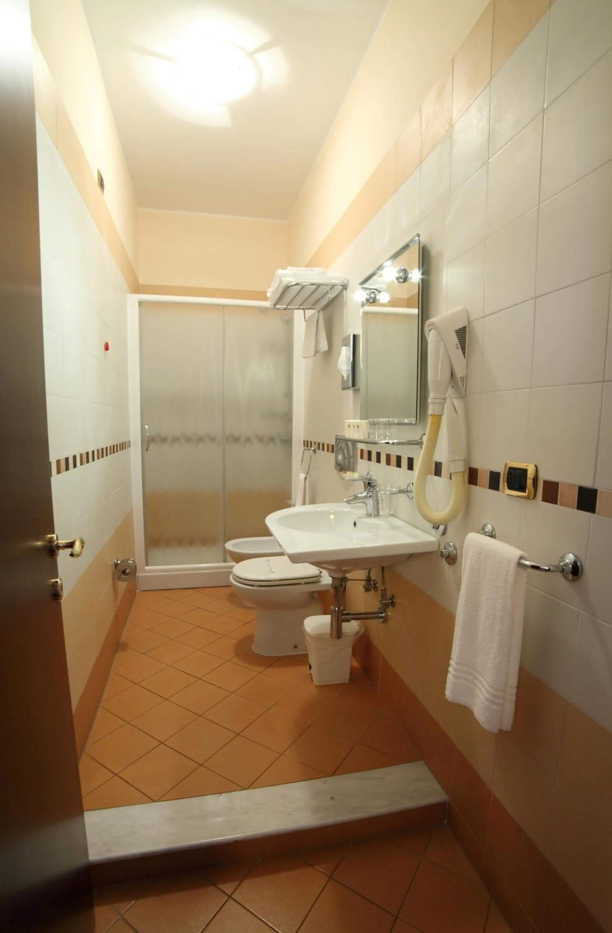 Shower in Hotel Teocrito