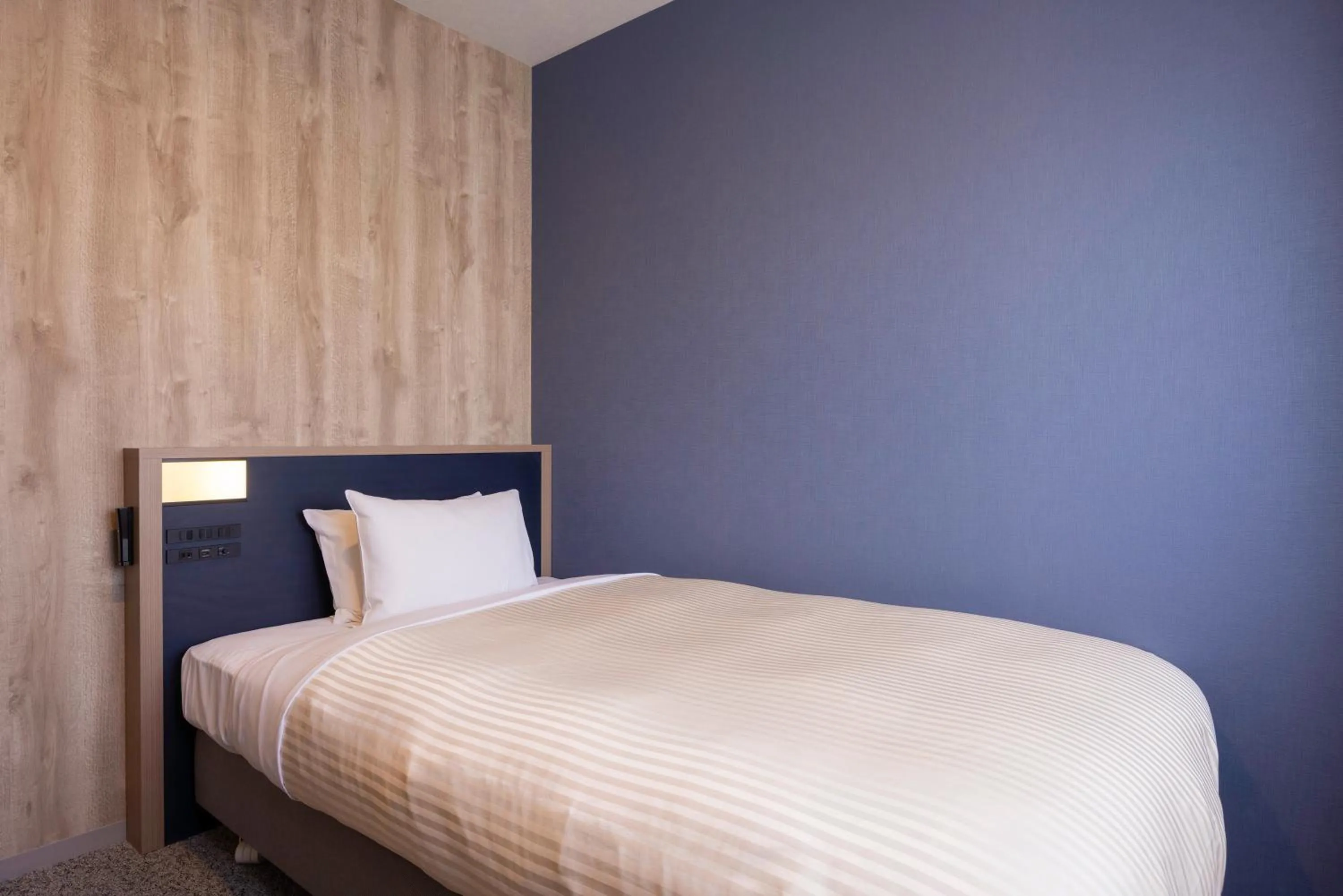 Photo of the whole room, Bed in Hotel Mariners Court Tokyo