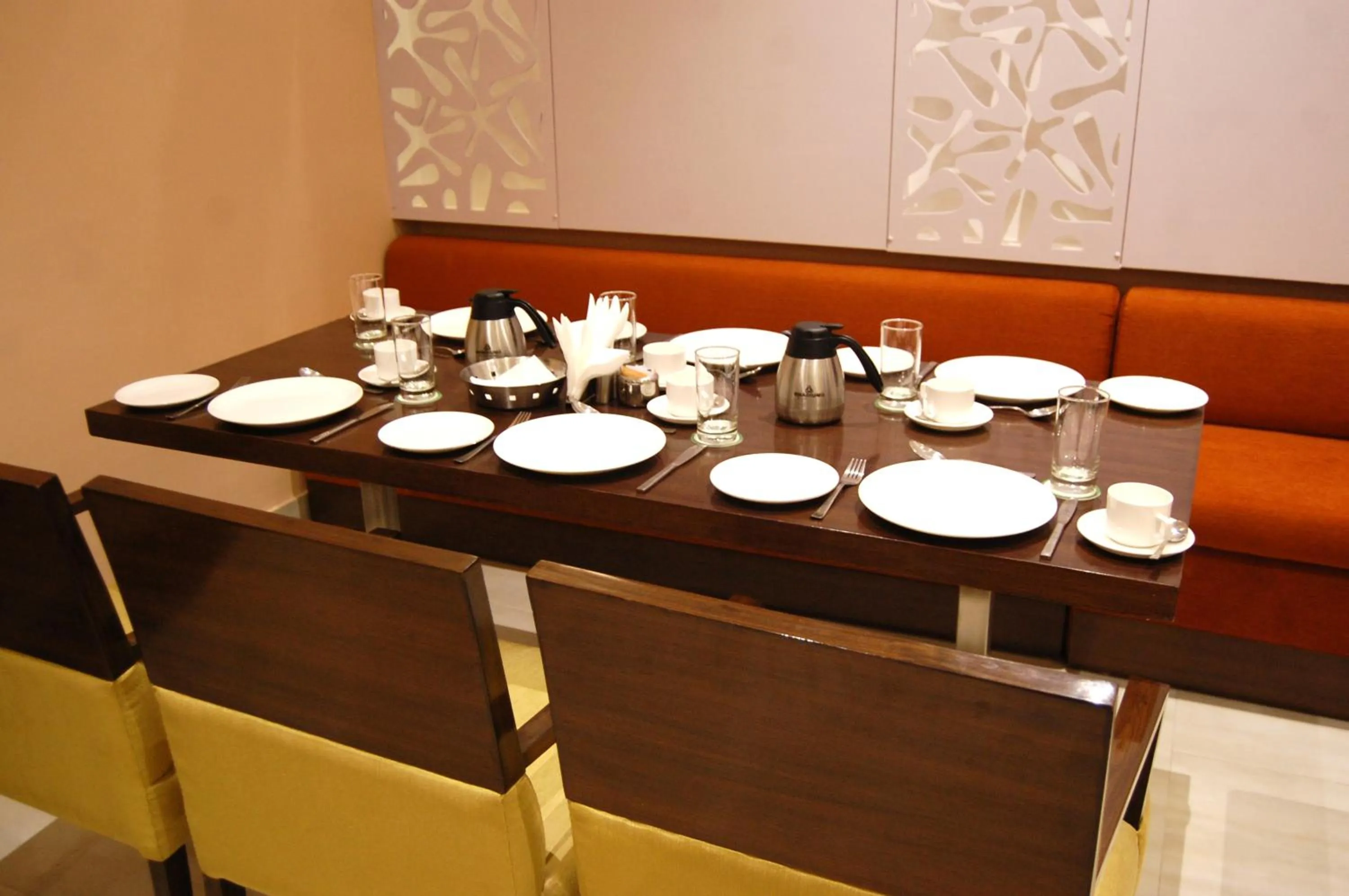 Restaurant/places to eat in Hotel Le Roi Raipur at Raipur Railway Station