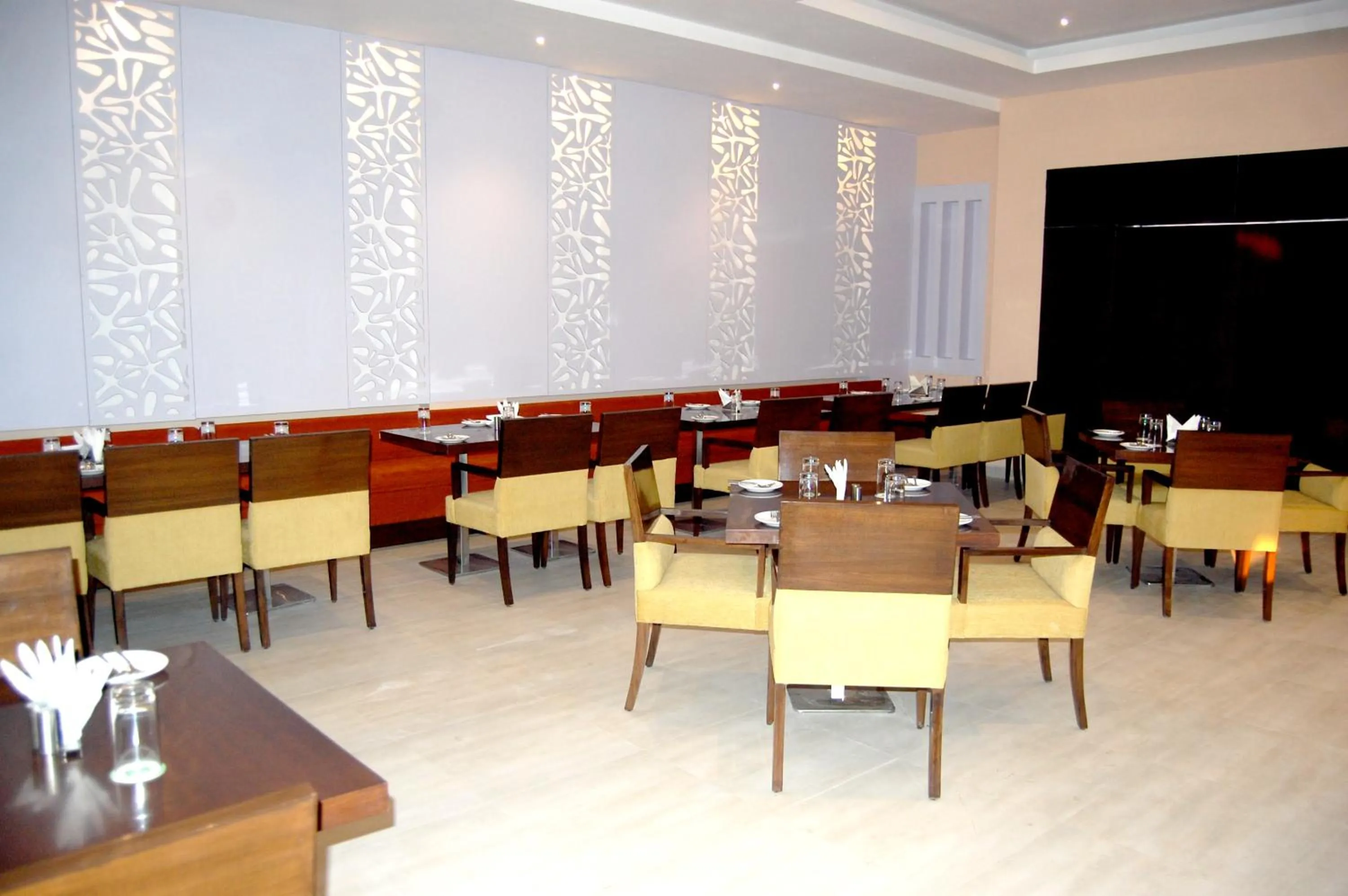 Restaurant/places to eat in Hotel Le Roi Raipur at Raipur Railway Station