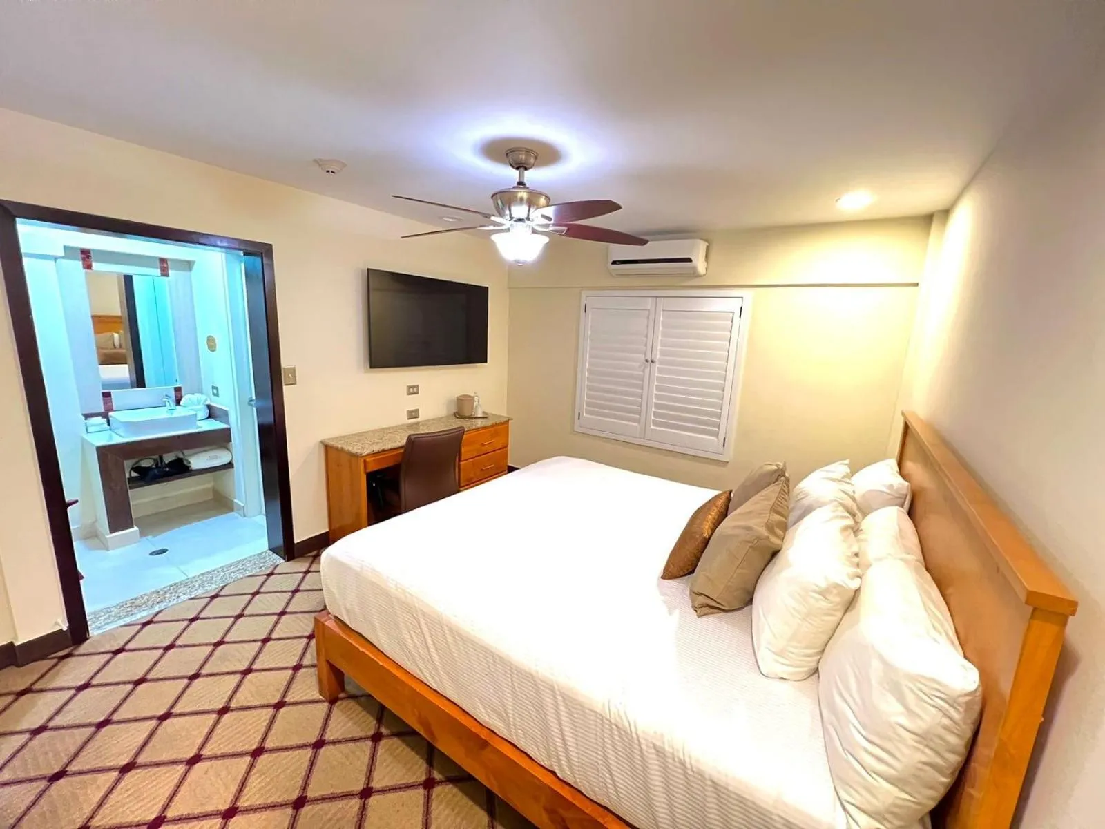 air conditioner, Bed in Hotel Caesars