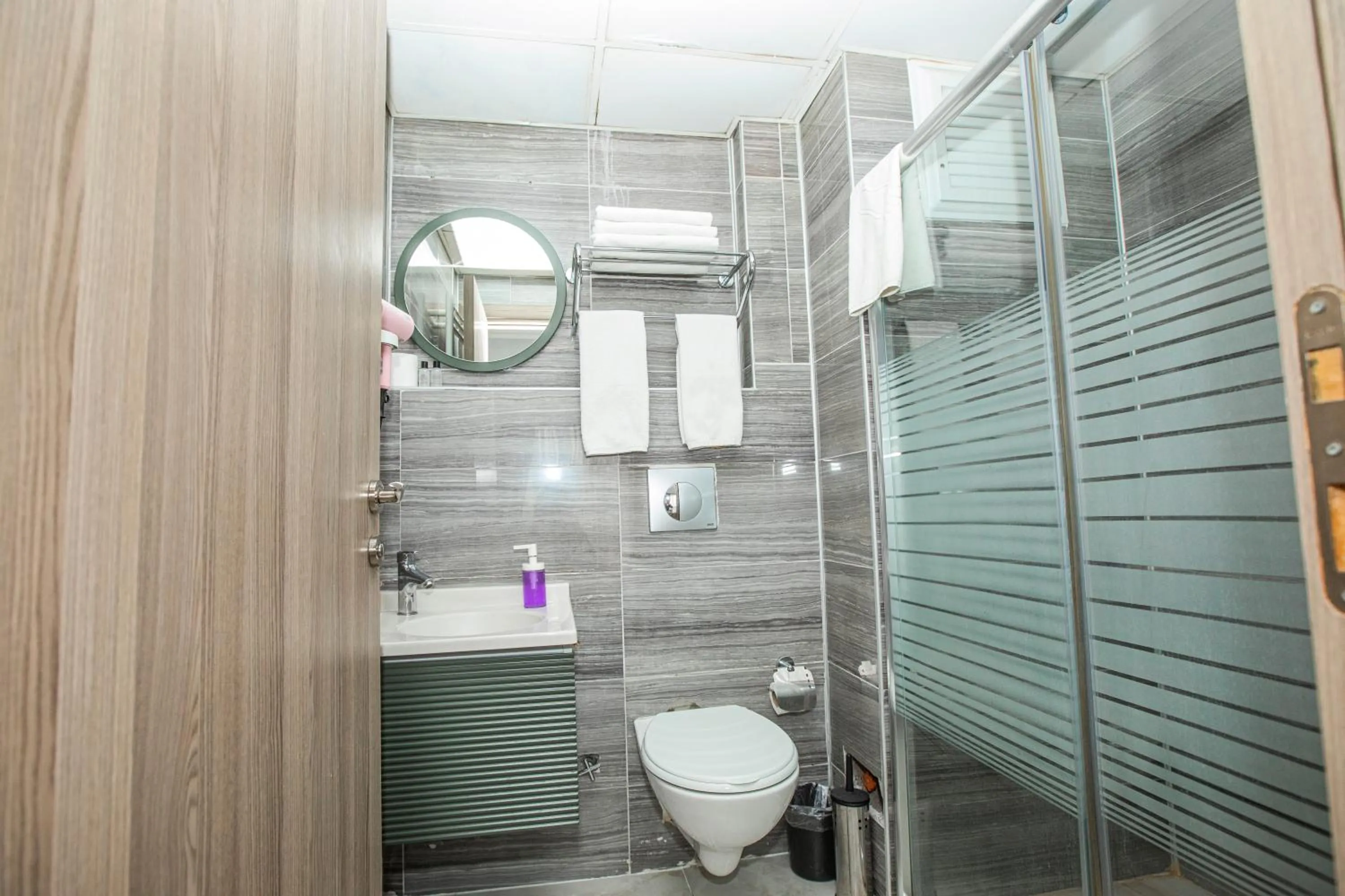 Bathroom in Konuk Hotel