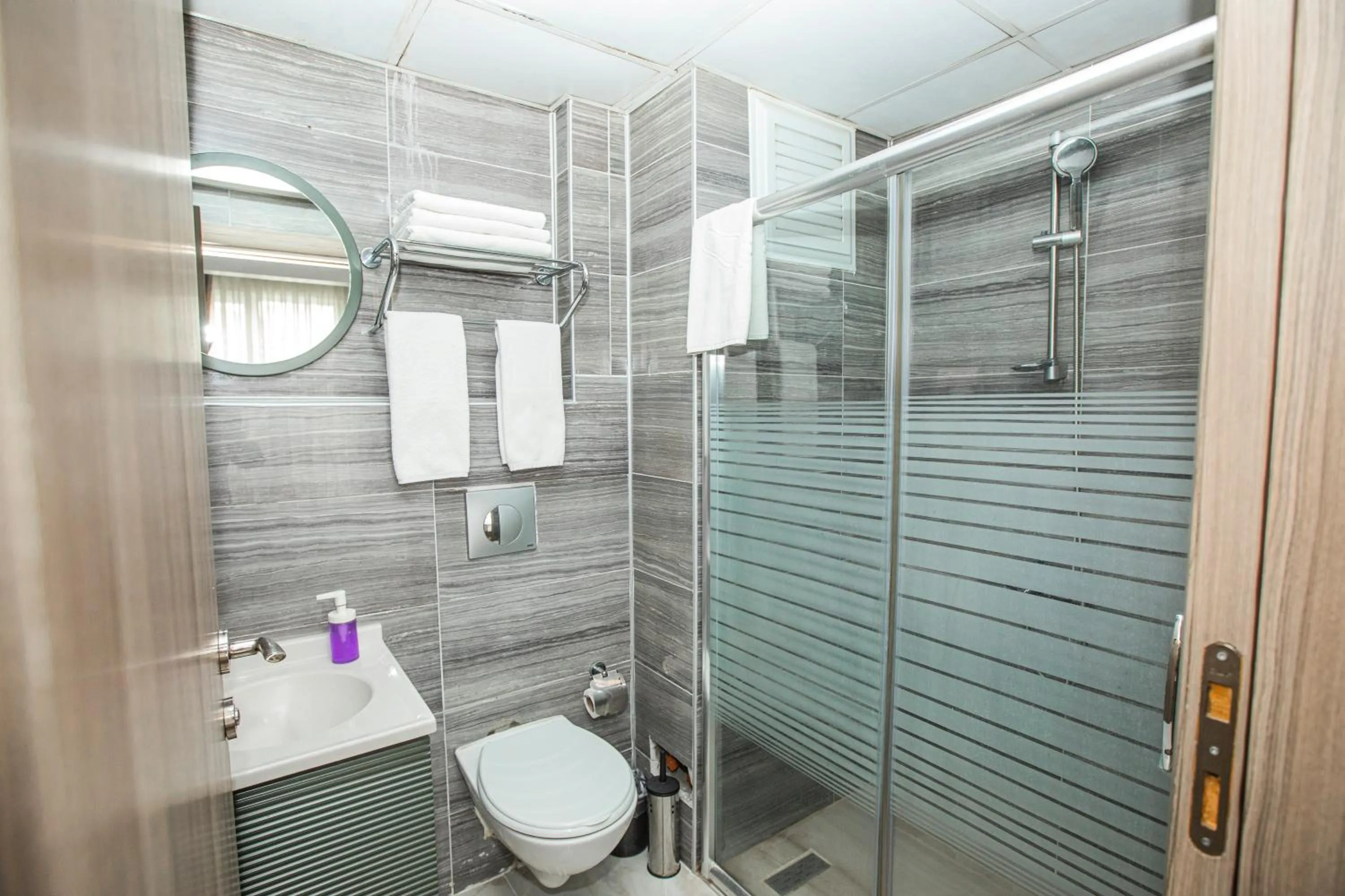 Bathroom in Konuk Hotel