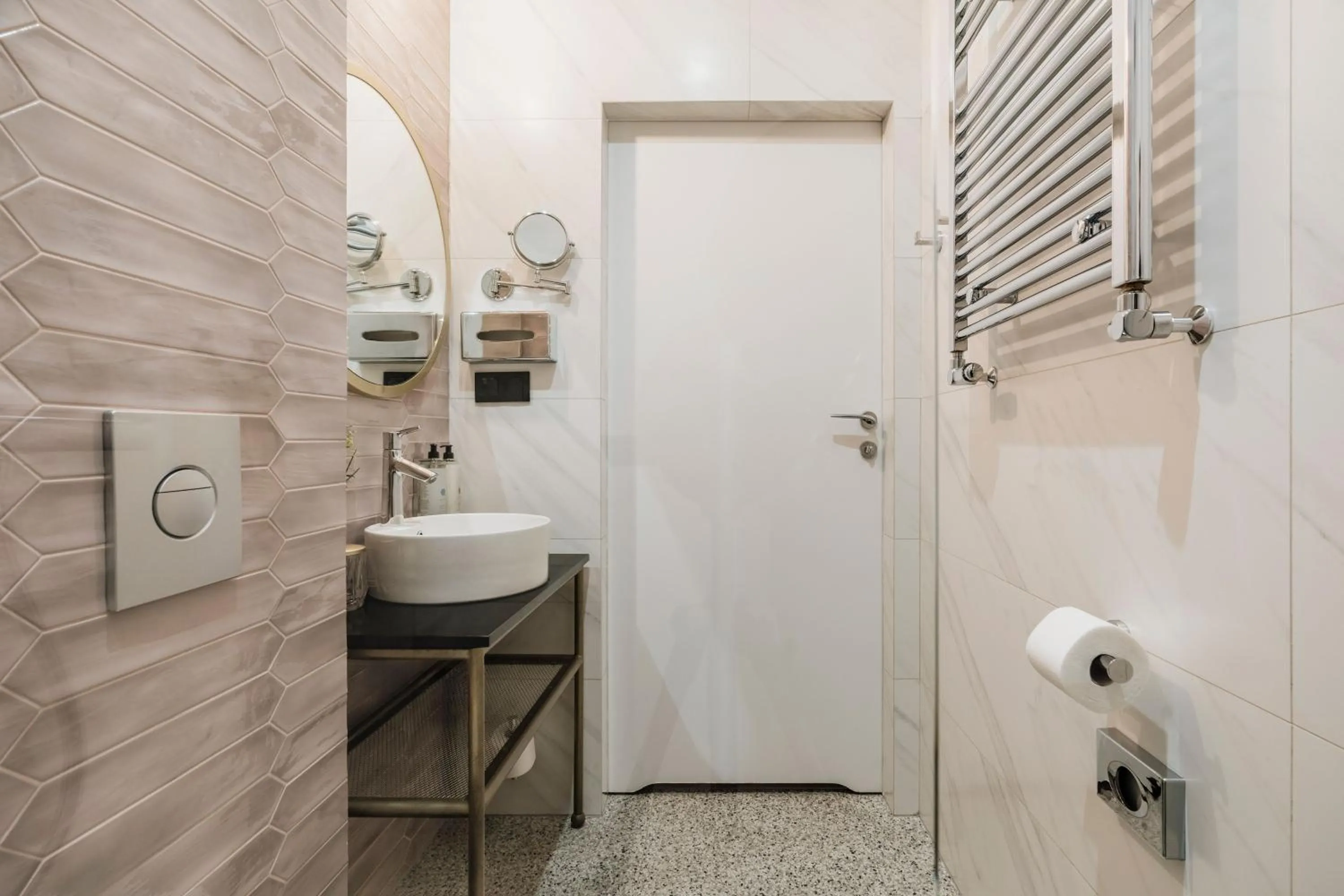 Shower in Colette - LoftAffair Collection