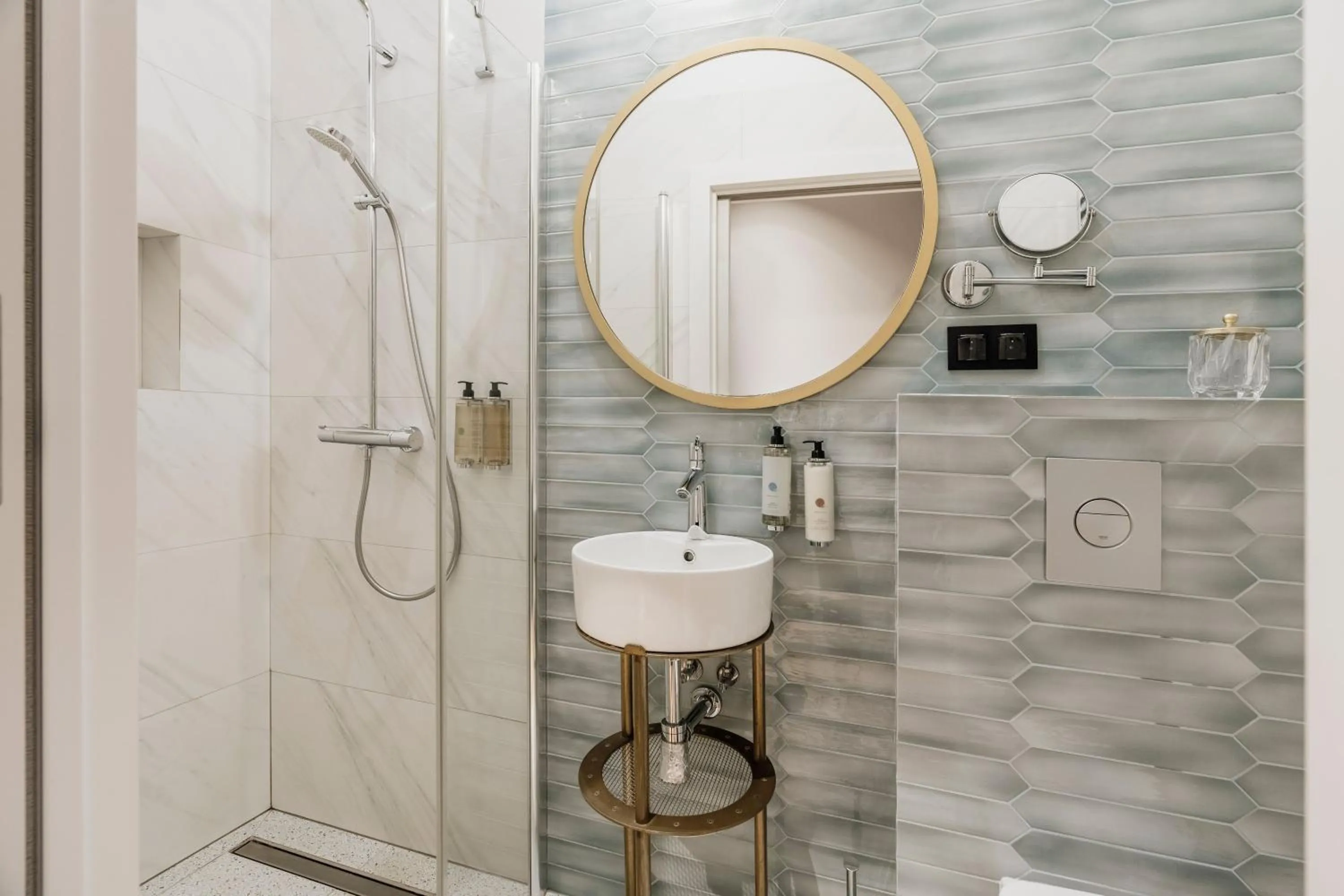 Shower in Colette - LoftAffair Collection