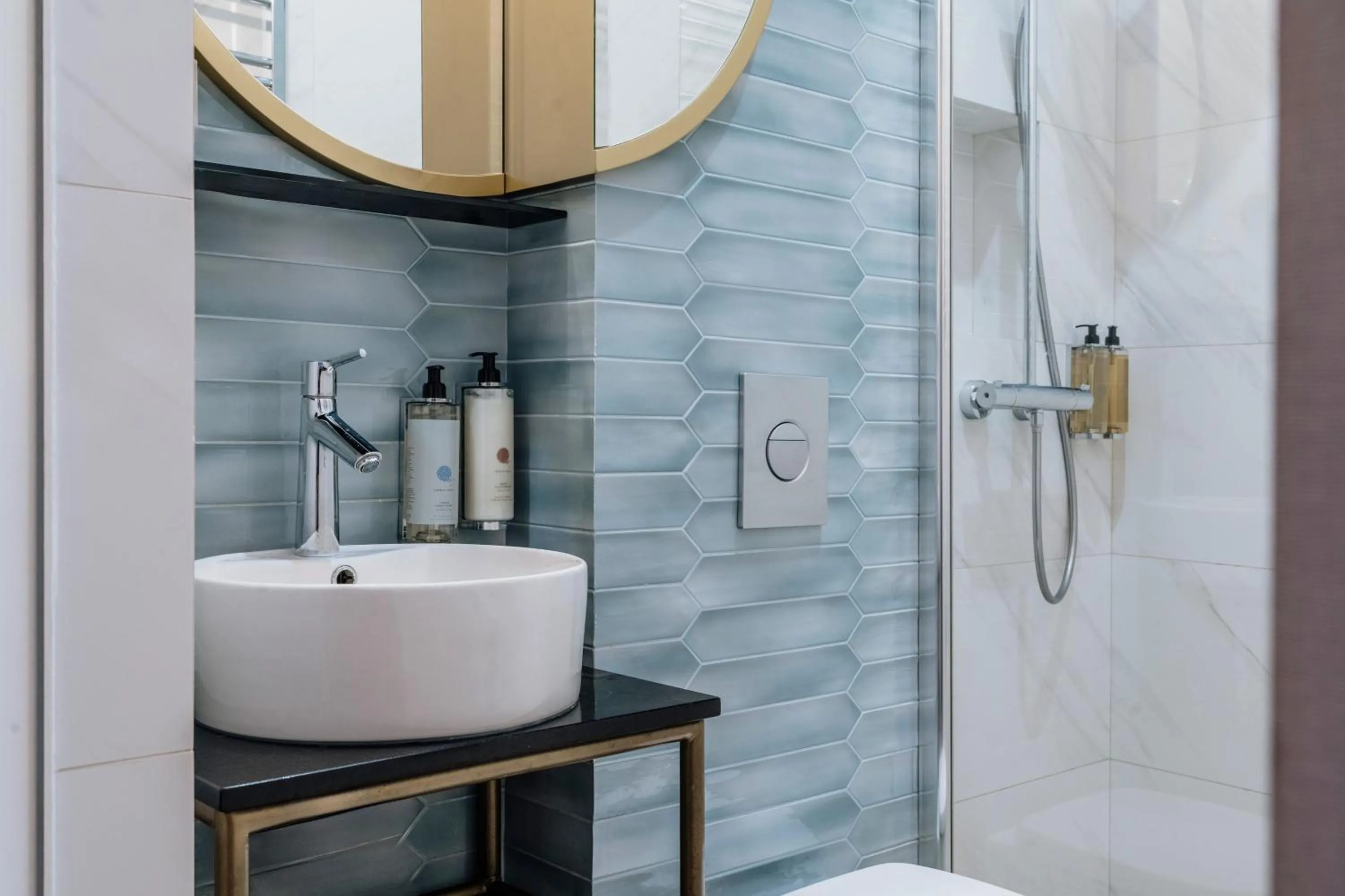 Shower in Colette - LoftAffair Collection