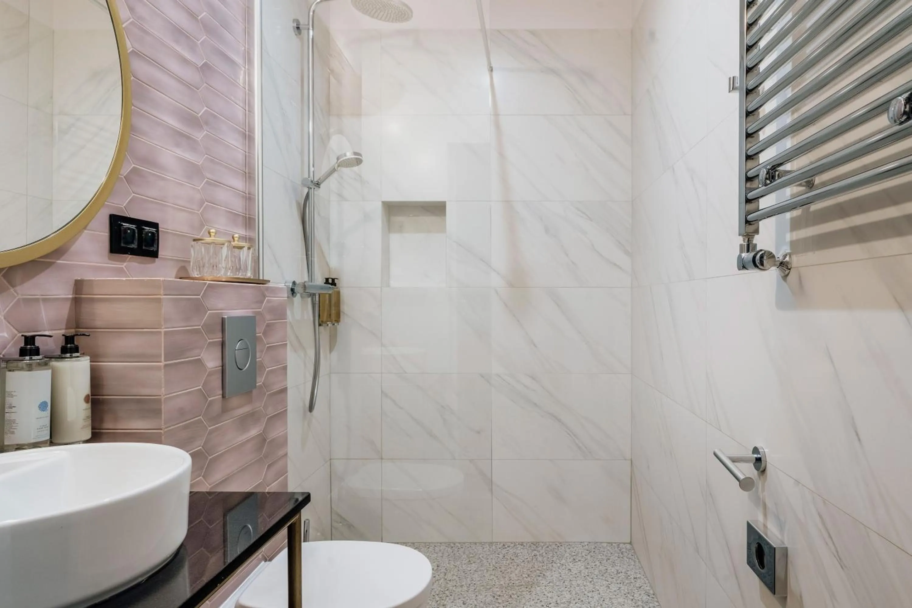 Shower in Colette - LoftAffair Collection