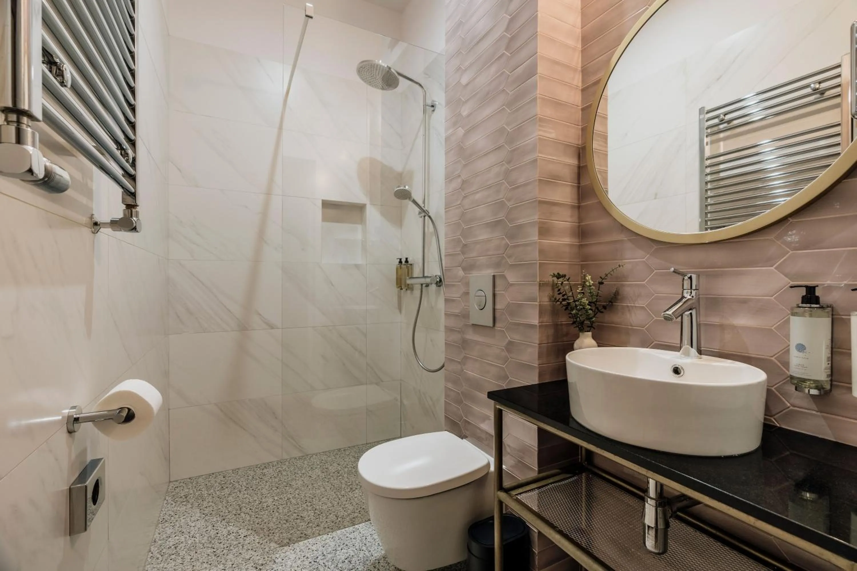 Shower in Colette - LoftAffair Collection