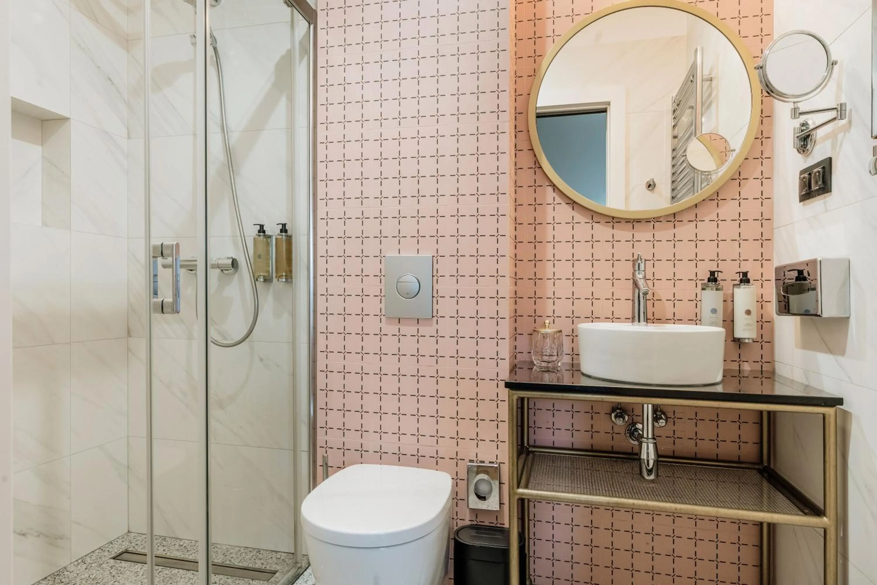 Shower in Colette - LoftAffair Collection