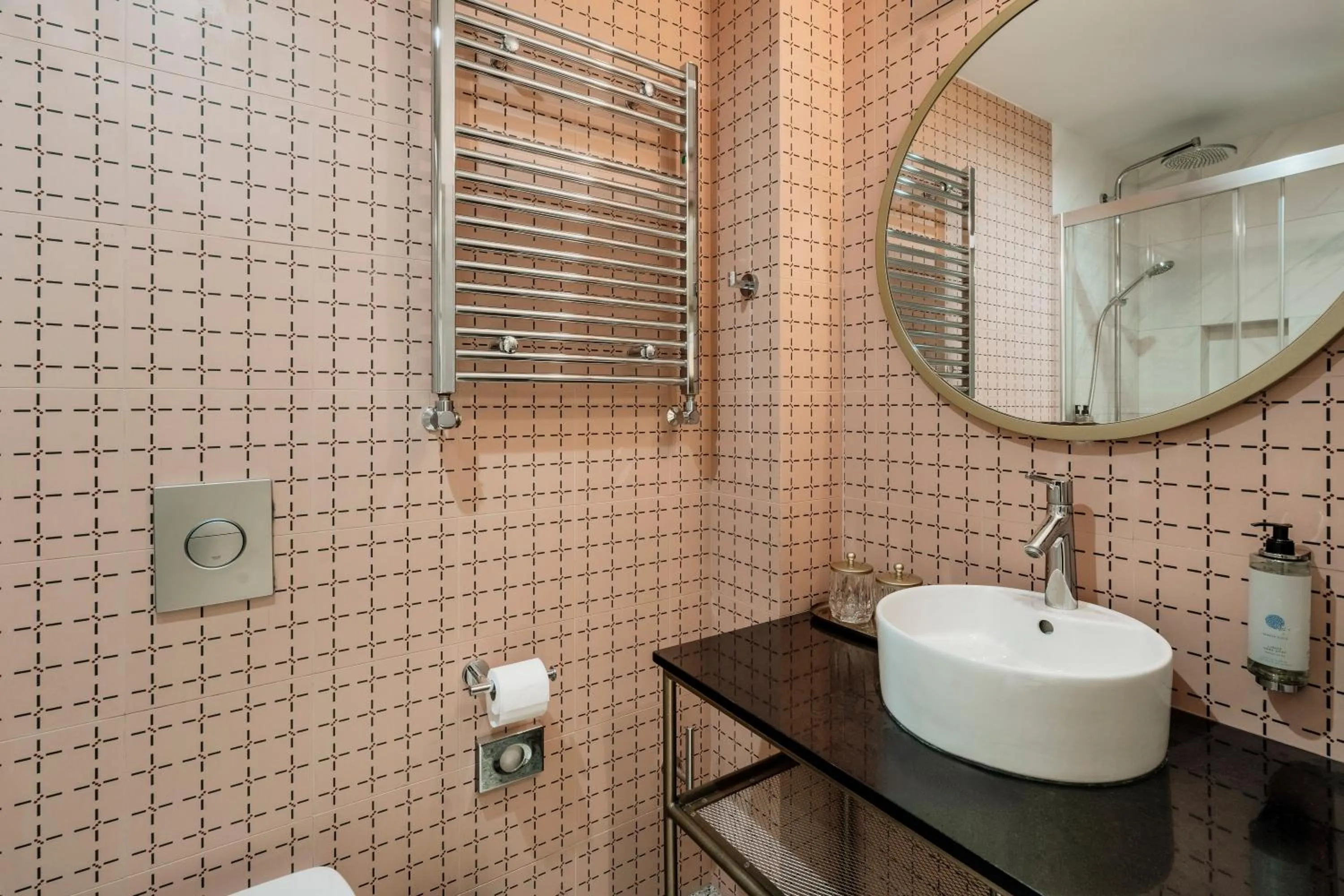 Shower in Colette - LoftAffair Collection