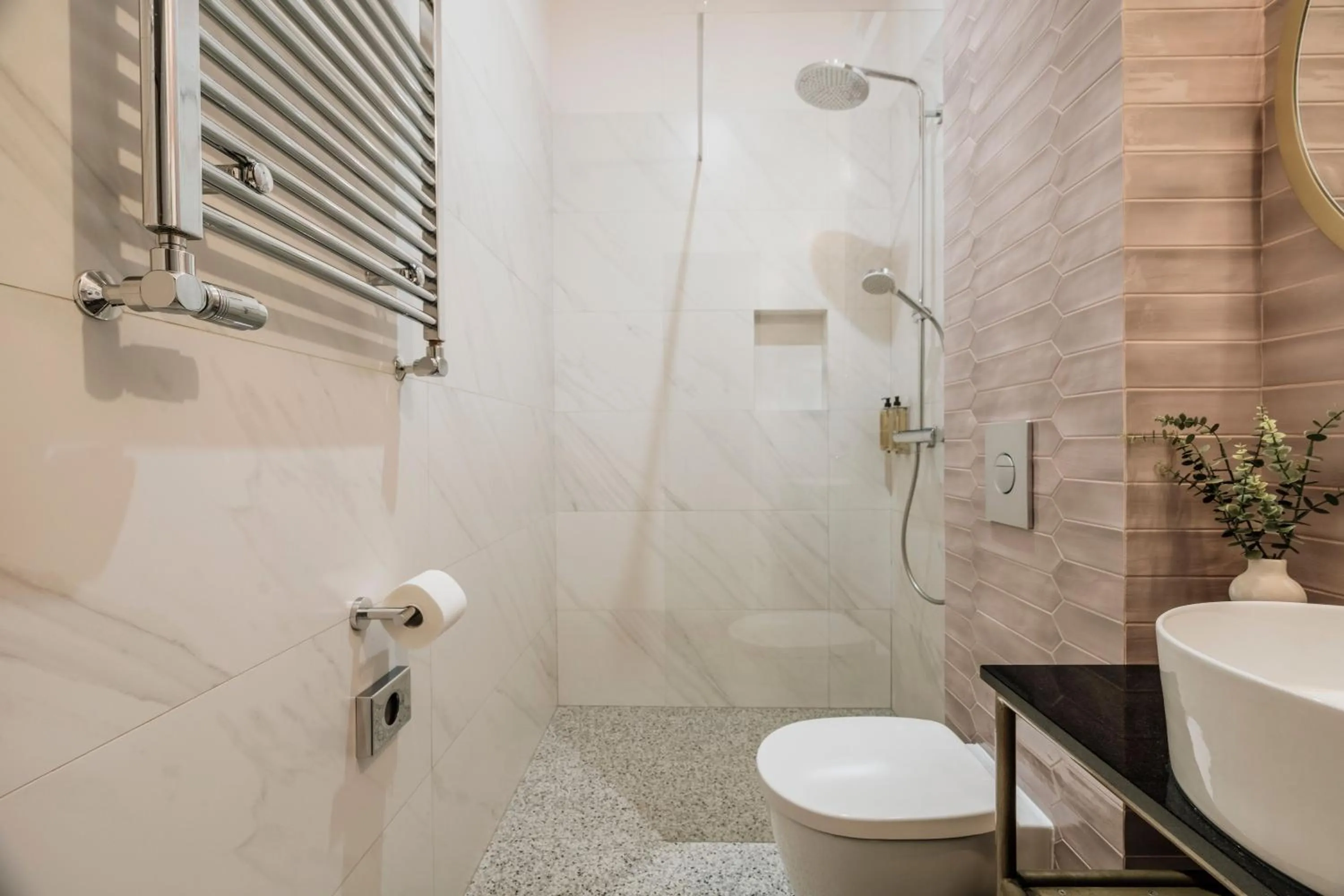 Shower in Colette - LoftAffair Collection