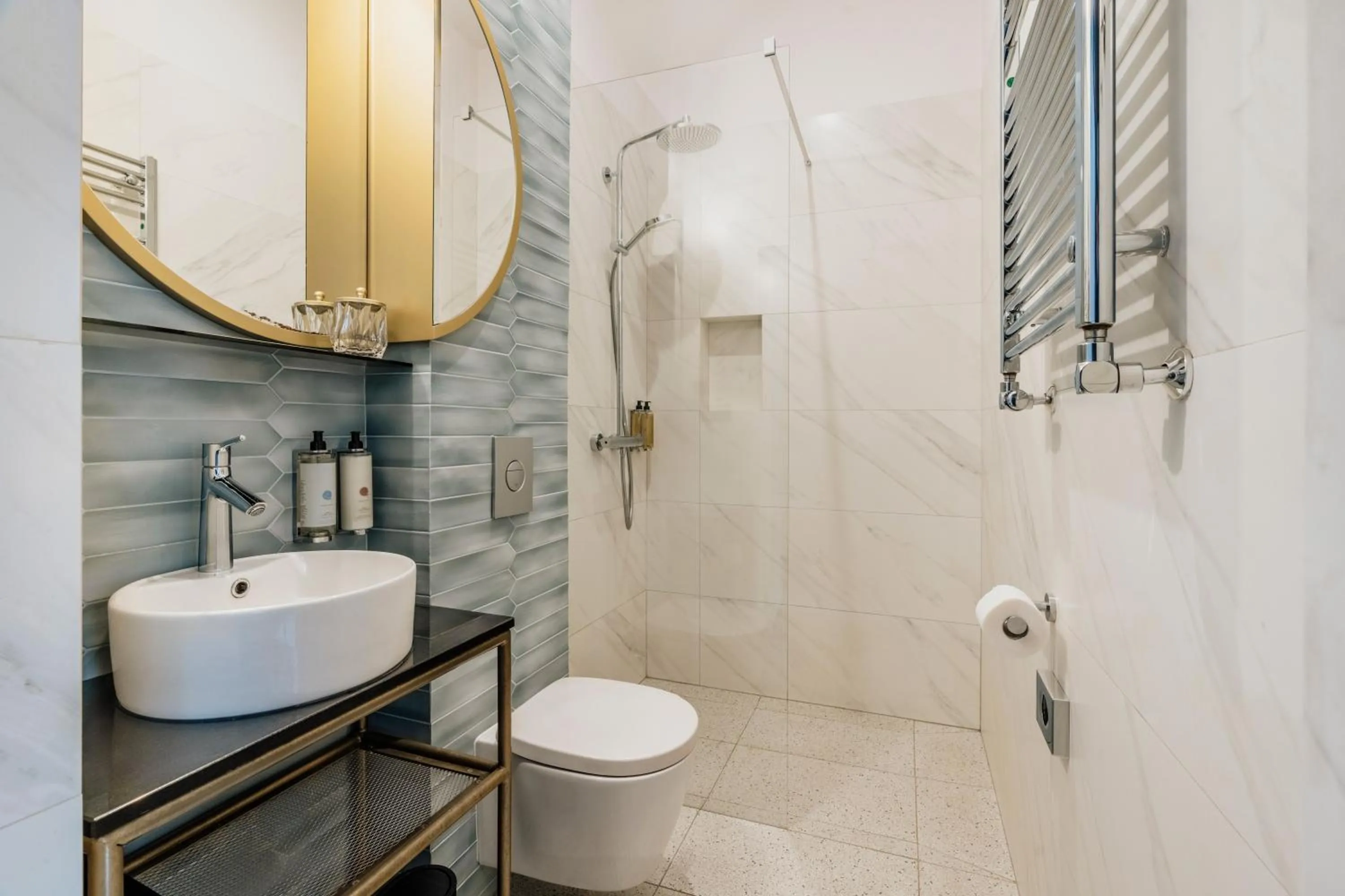 Shower in Colette - LoftAffair Collection