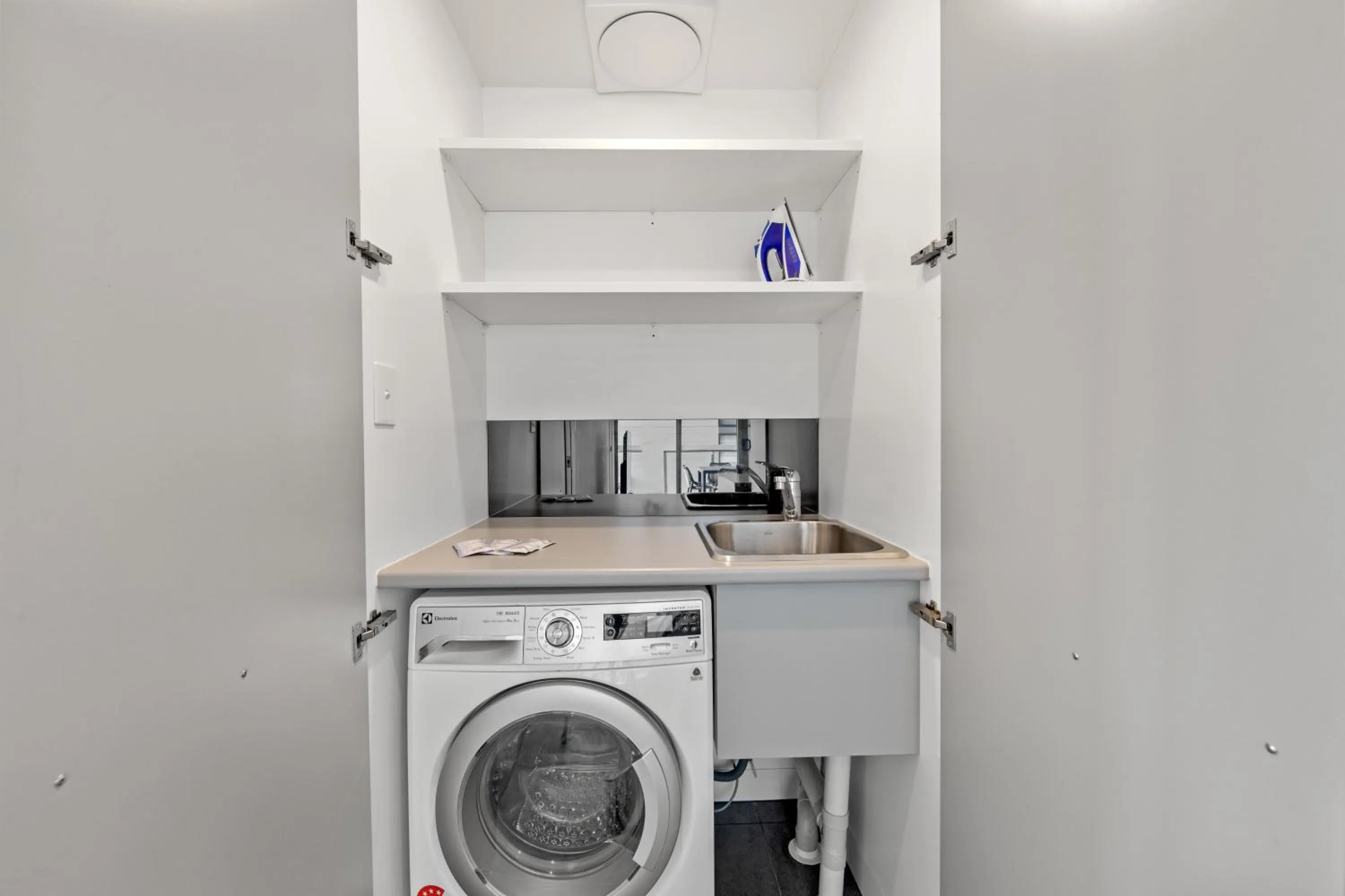 washing machine in Trafalgar Lane Apartments by CLLIX