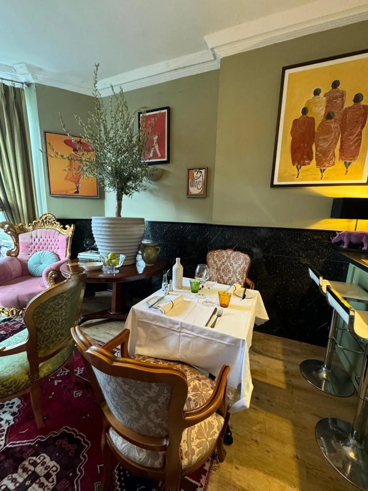 Restaurant/places to eat in The White House Hotel