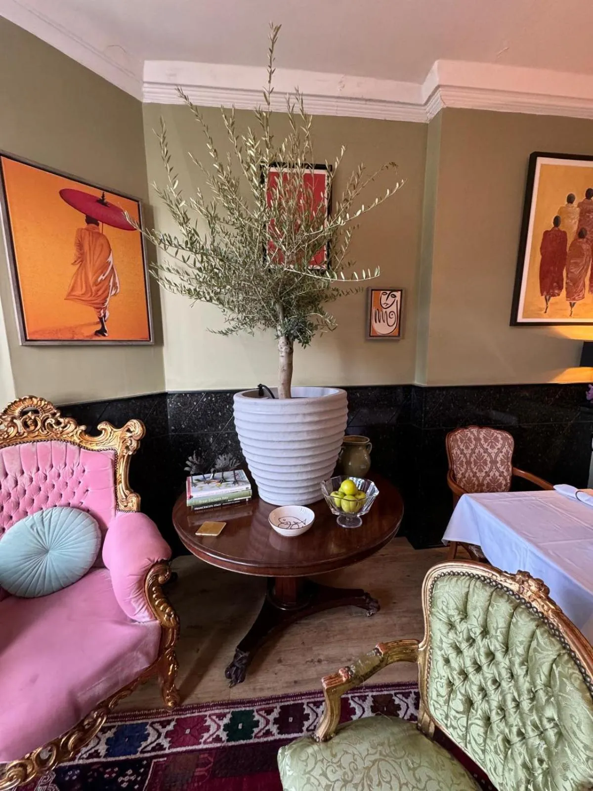 Restaurant/places to eat in The White House Hotel