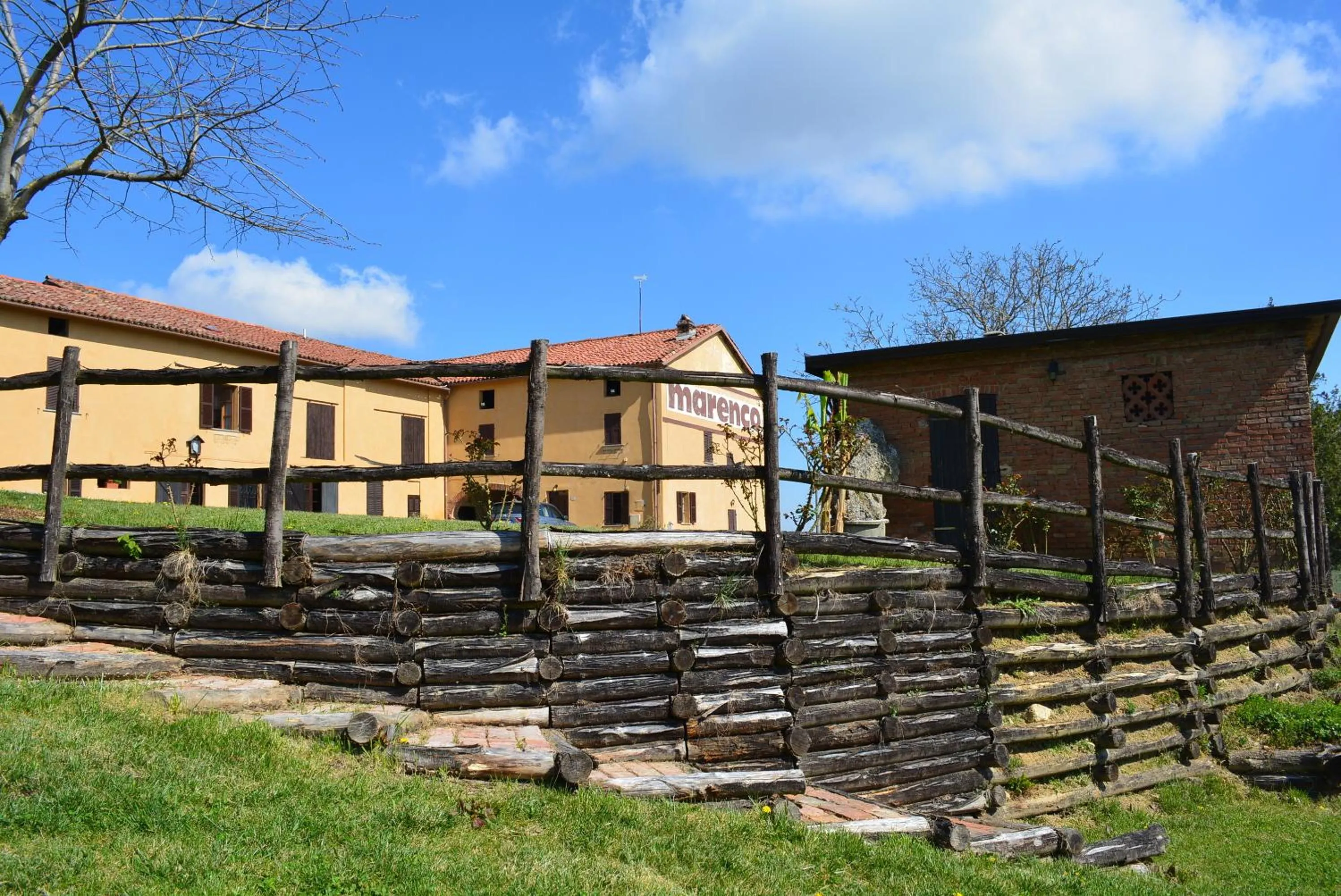 Property building in Cascina Valtignosa Camere Con Vigna