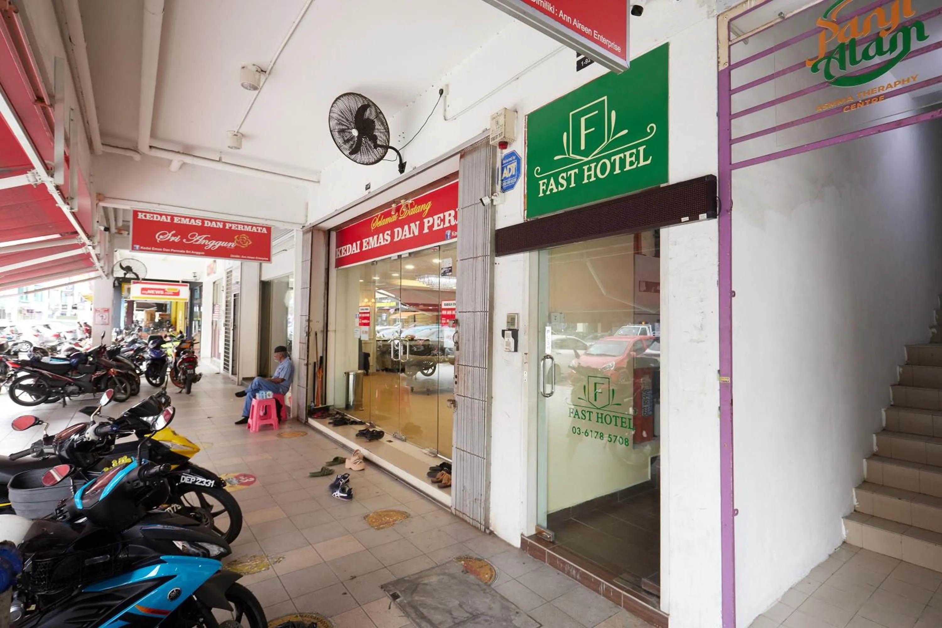 Property building in Fast Hotel Sri Gombak