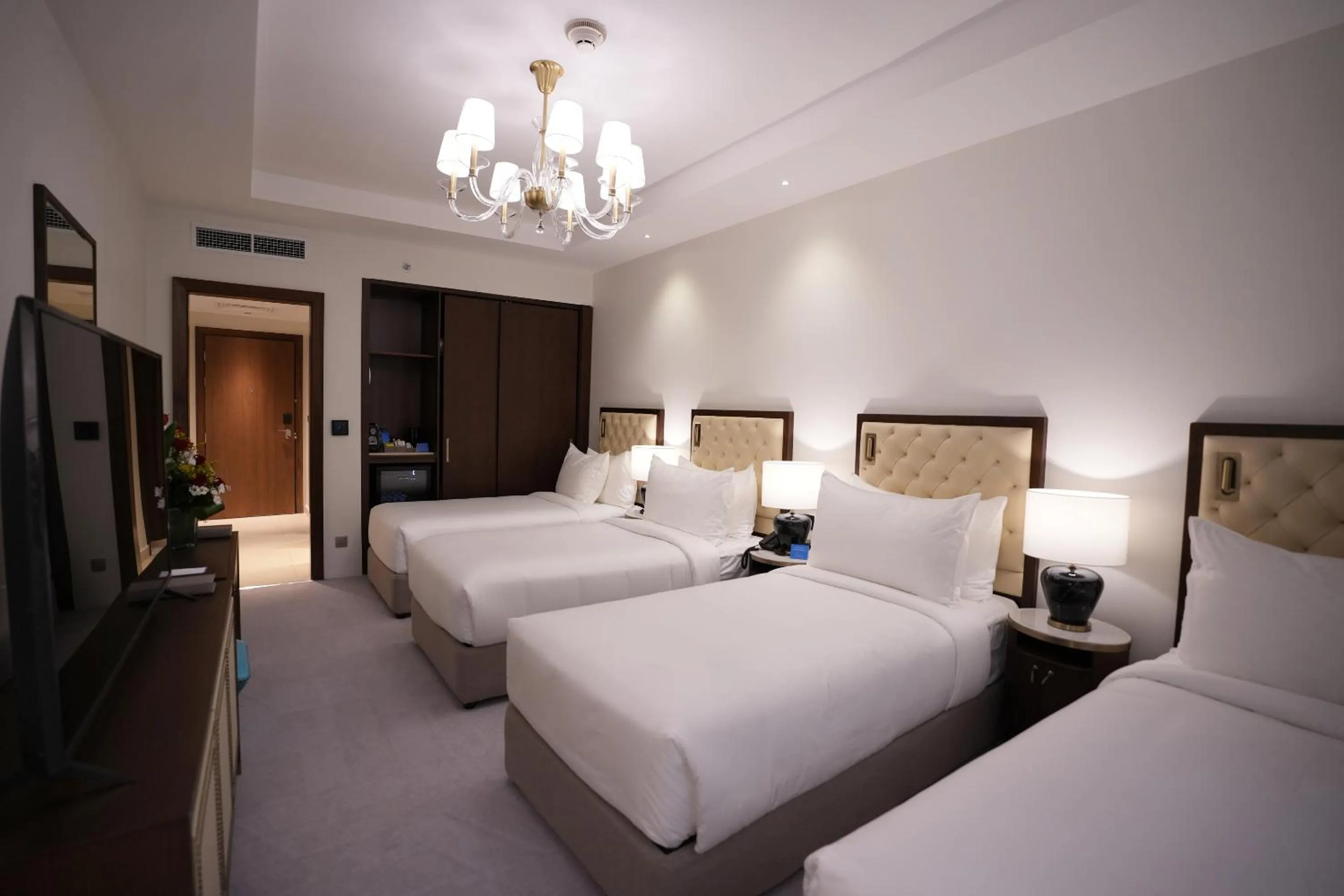 Bed in Peninsula Worth Hotel