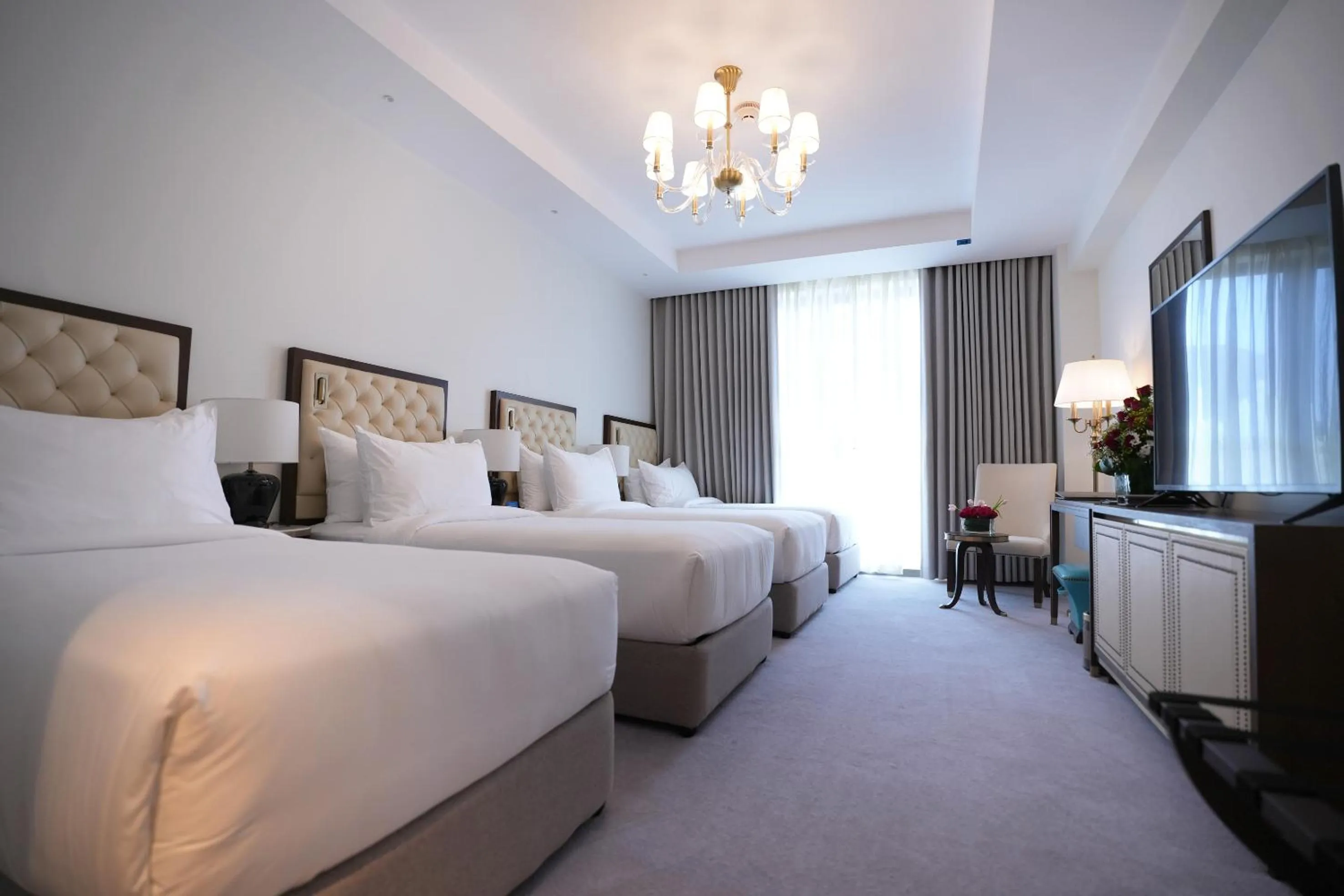 Bed in Peninsula Worth Hotel