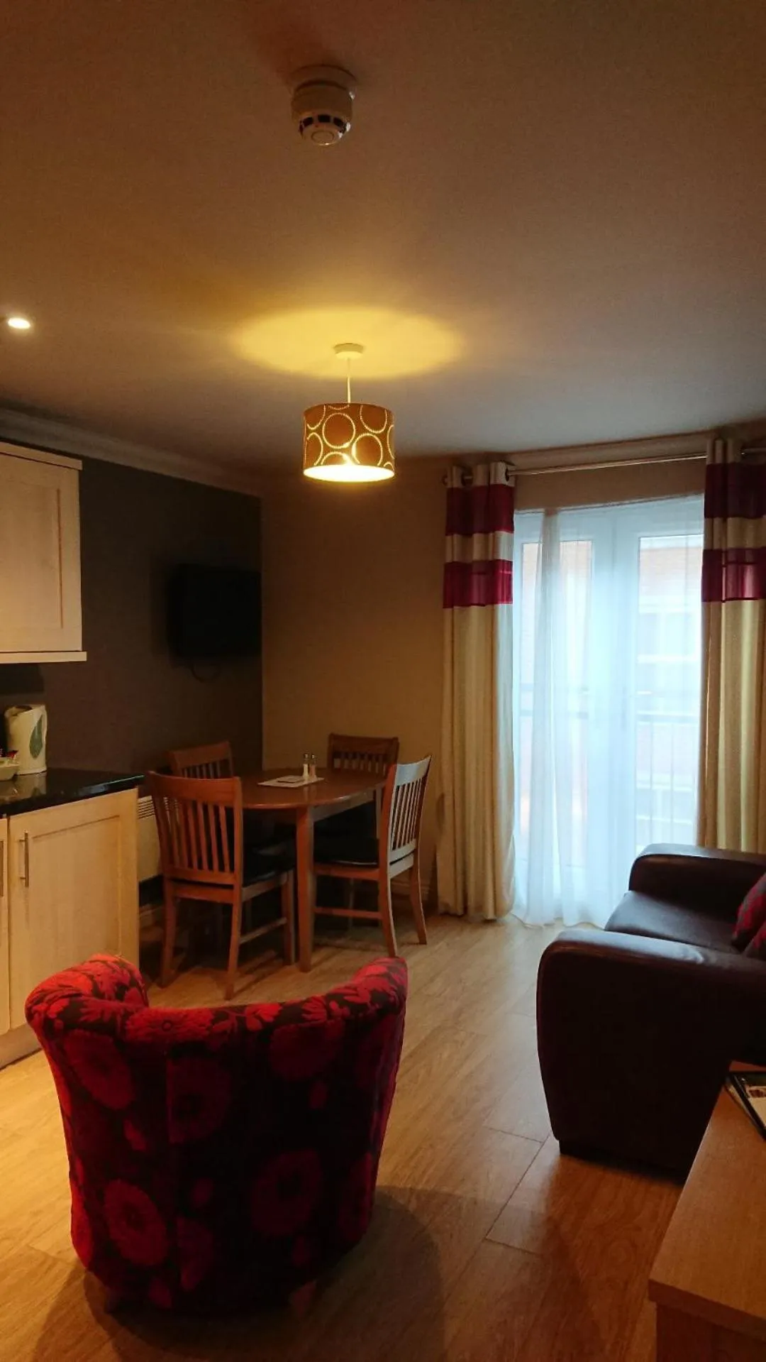 Kitchen or kitchenette in Victoria Cloisters Apartments