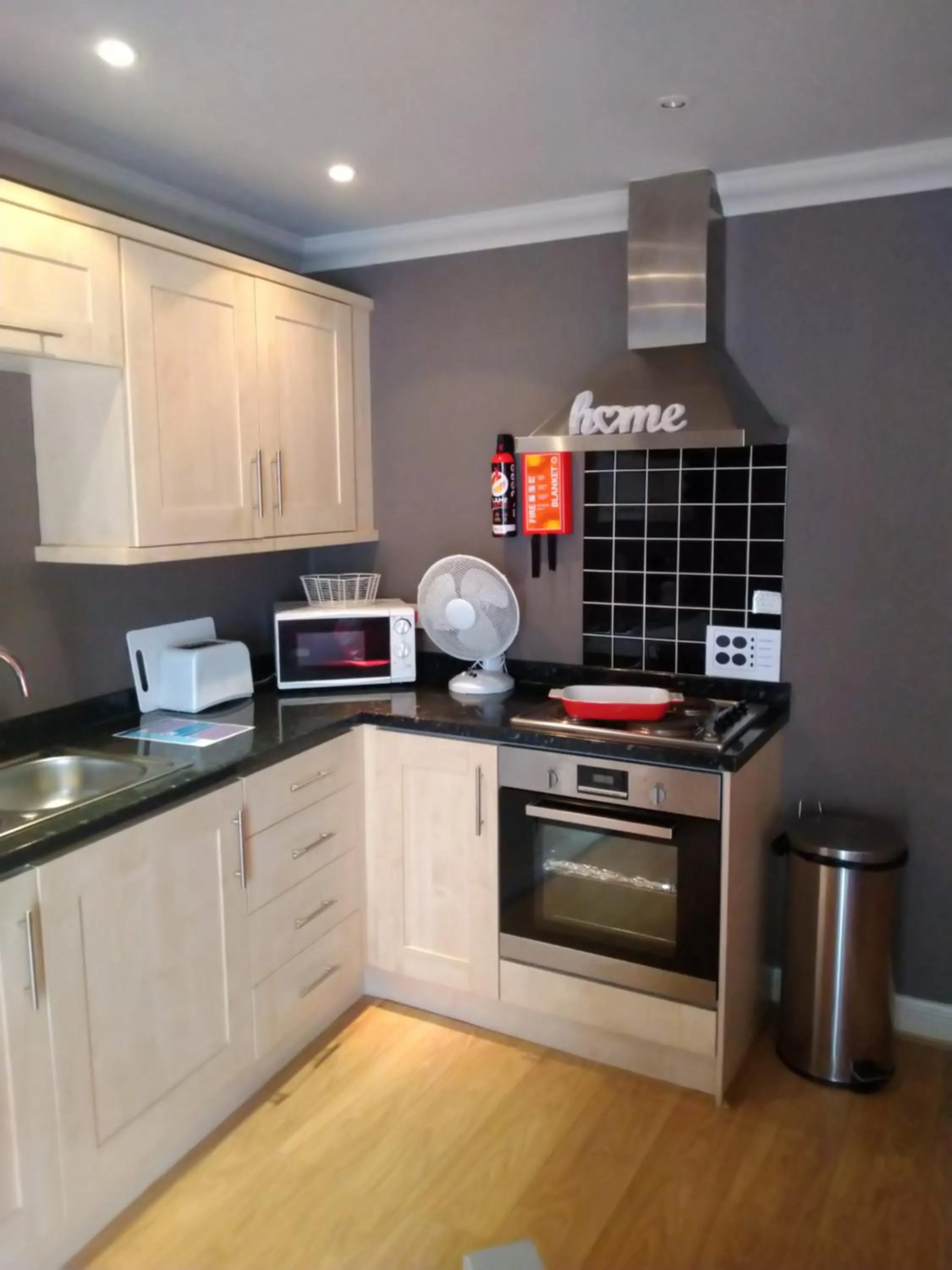 Kitchen or kitchenette in Victoria Cloisters Apartments