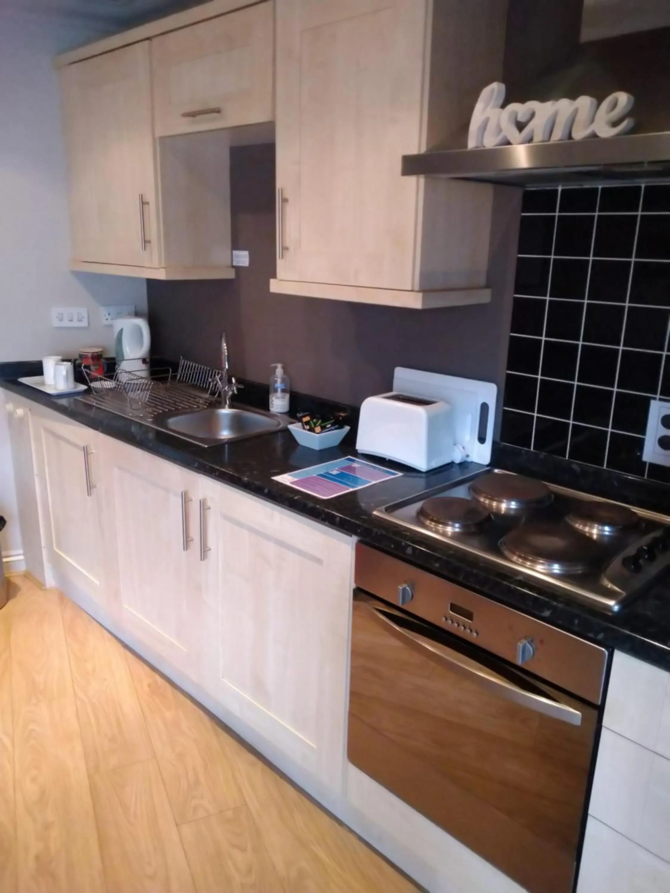 Kitchen or kitchenette in Victoria Cloisters Apartments