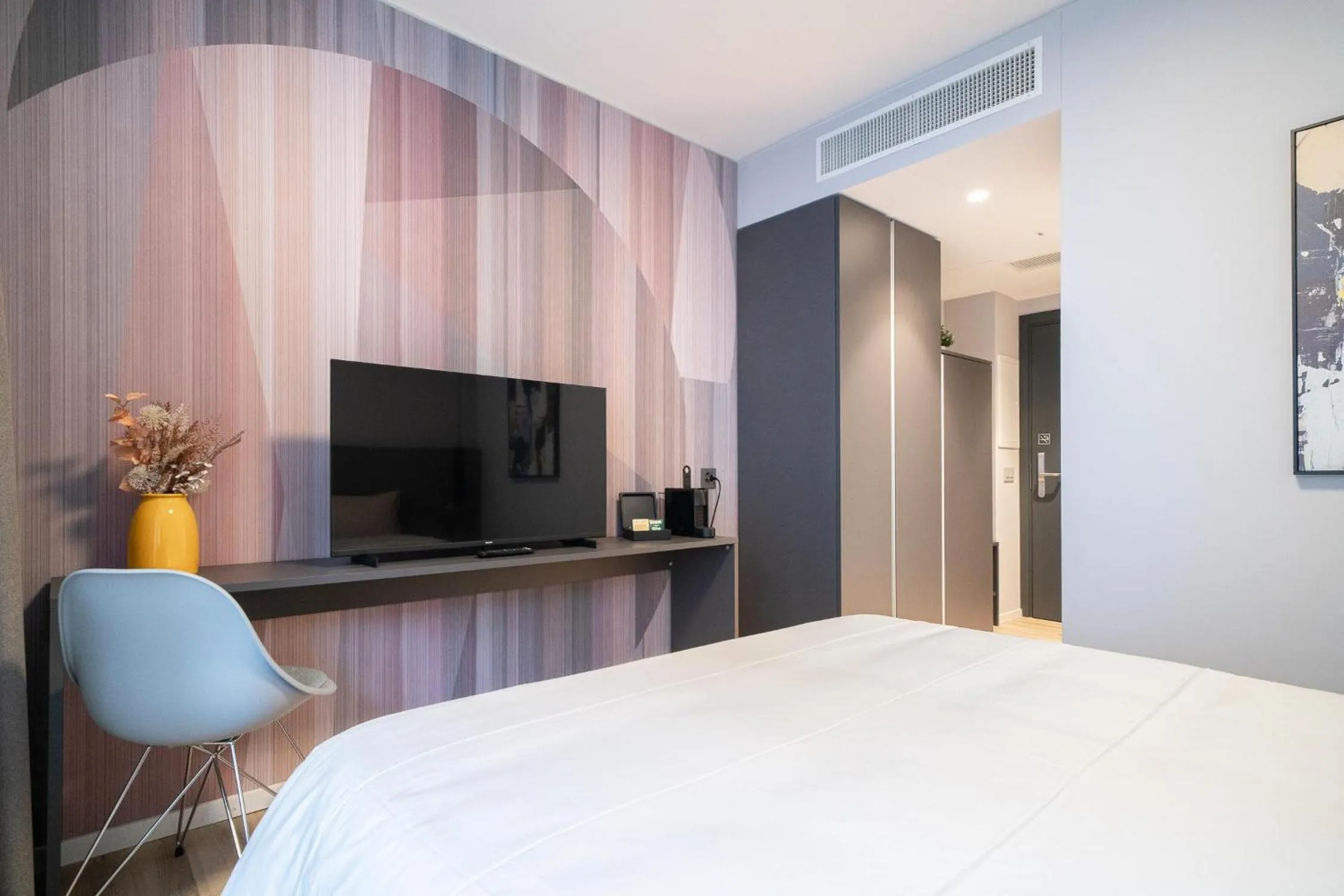 TV and multimedia, Bed in City Pop 2Night Zürich City - Self check-in