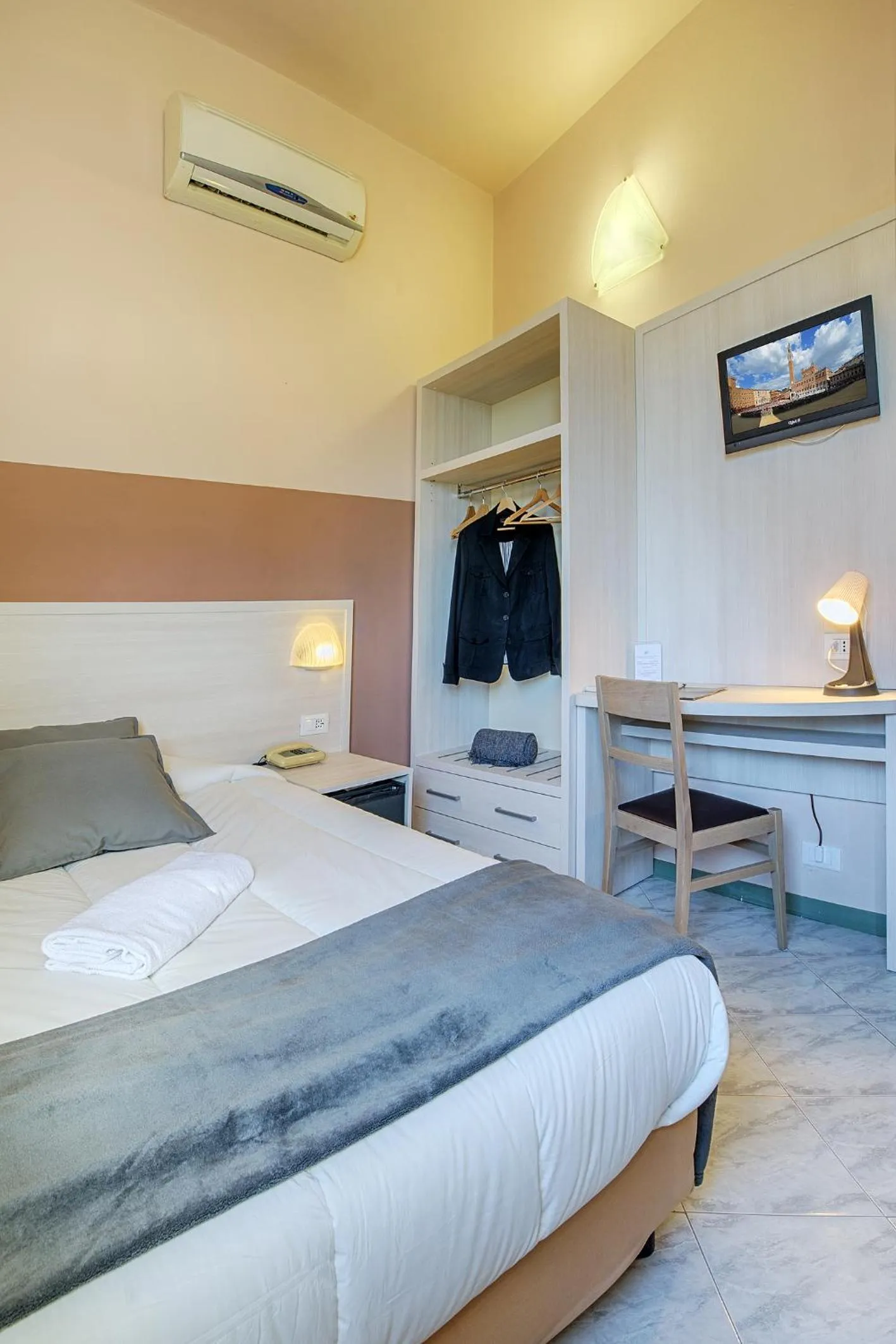 Photo of the whole room, Bed in Hotel Castello