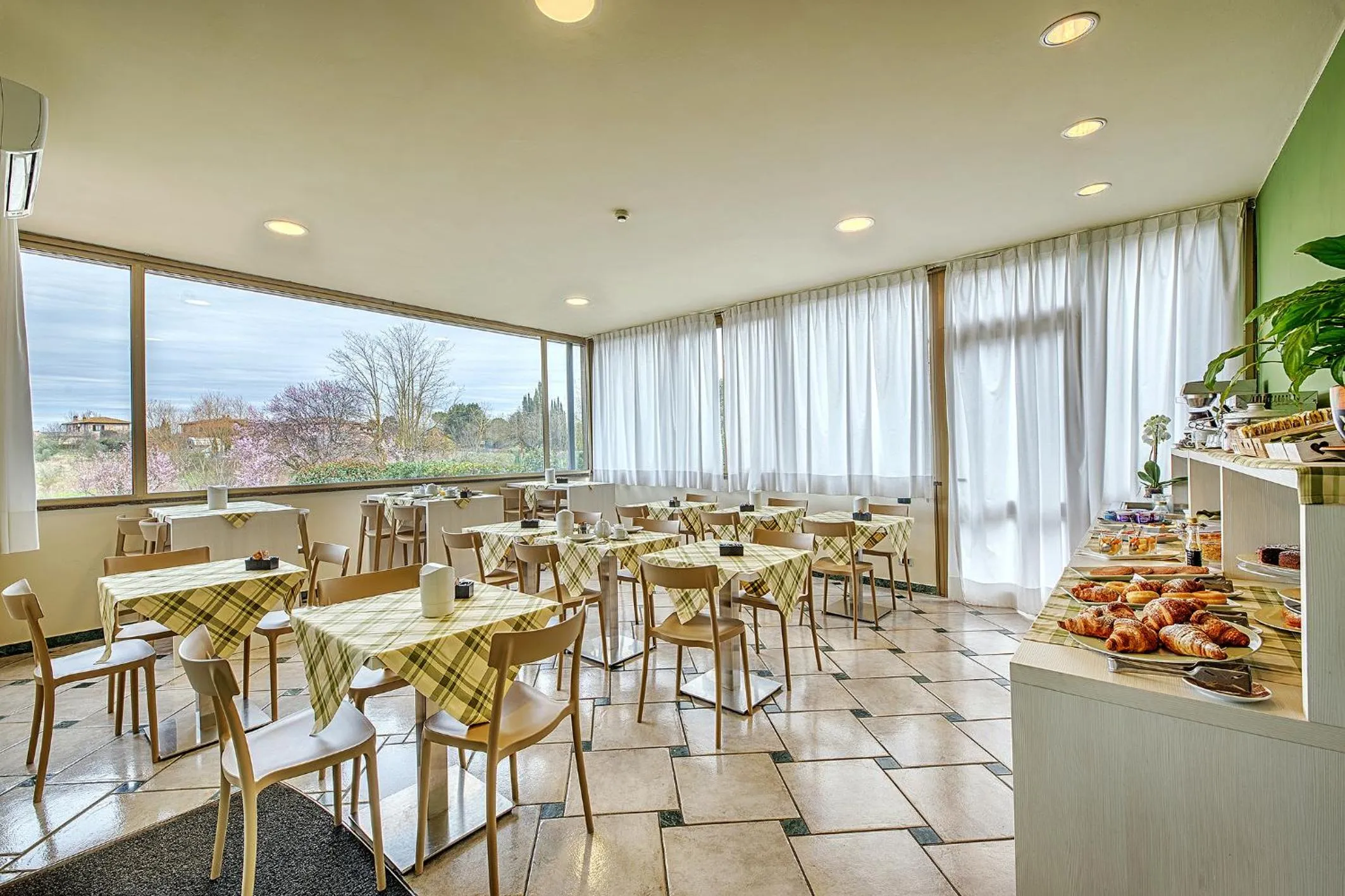 Restaurant/places to eat in Hotel Castello