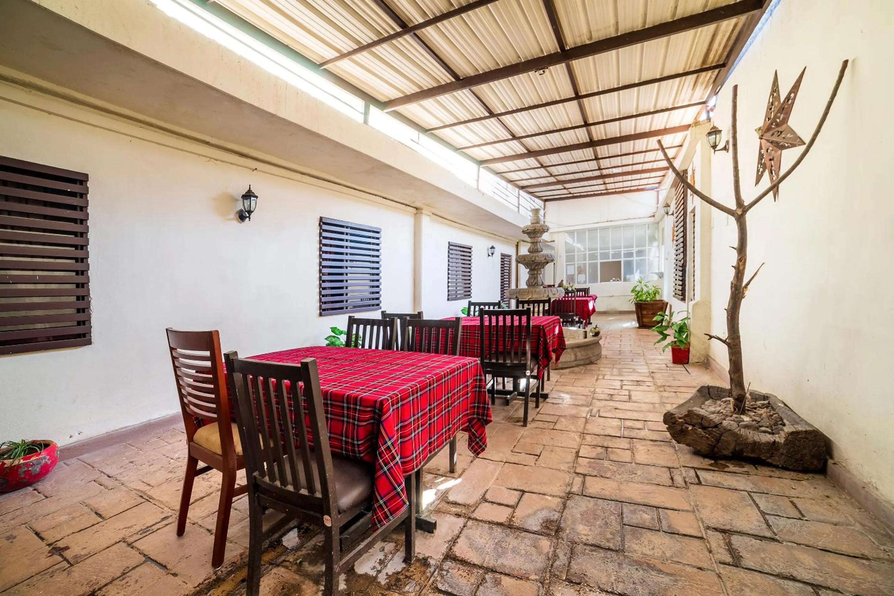 Restaurant/places to eat in Capital O Hotel Casa Blanca